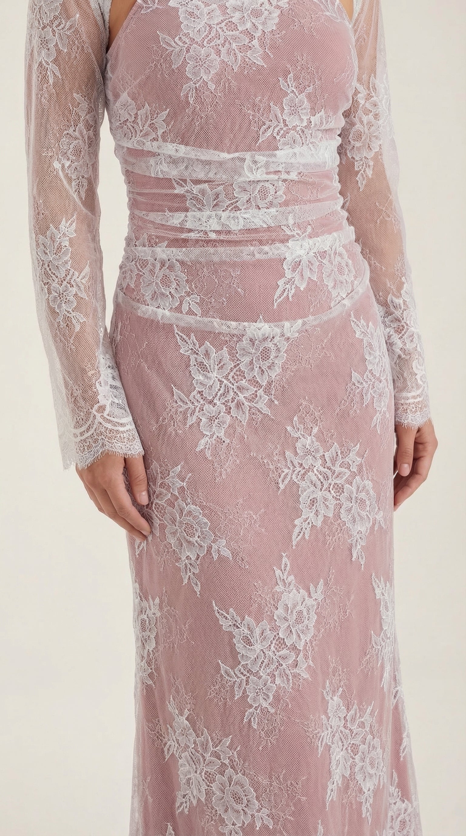 Vestido largo de encaje con corte elegante