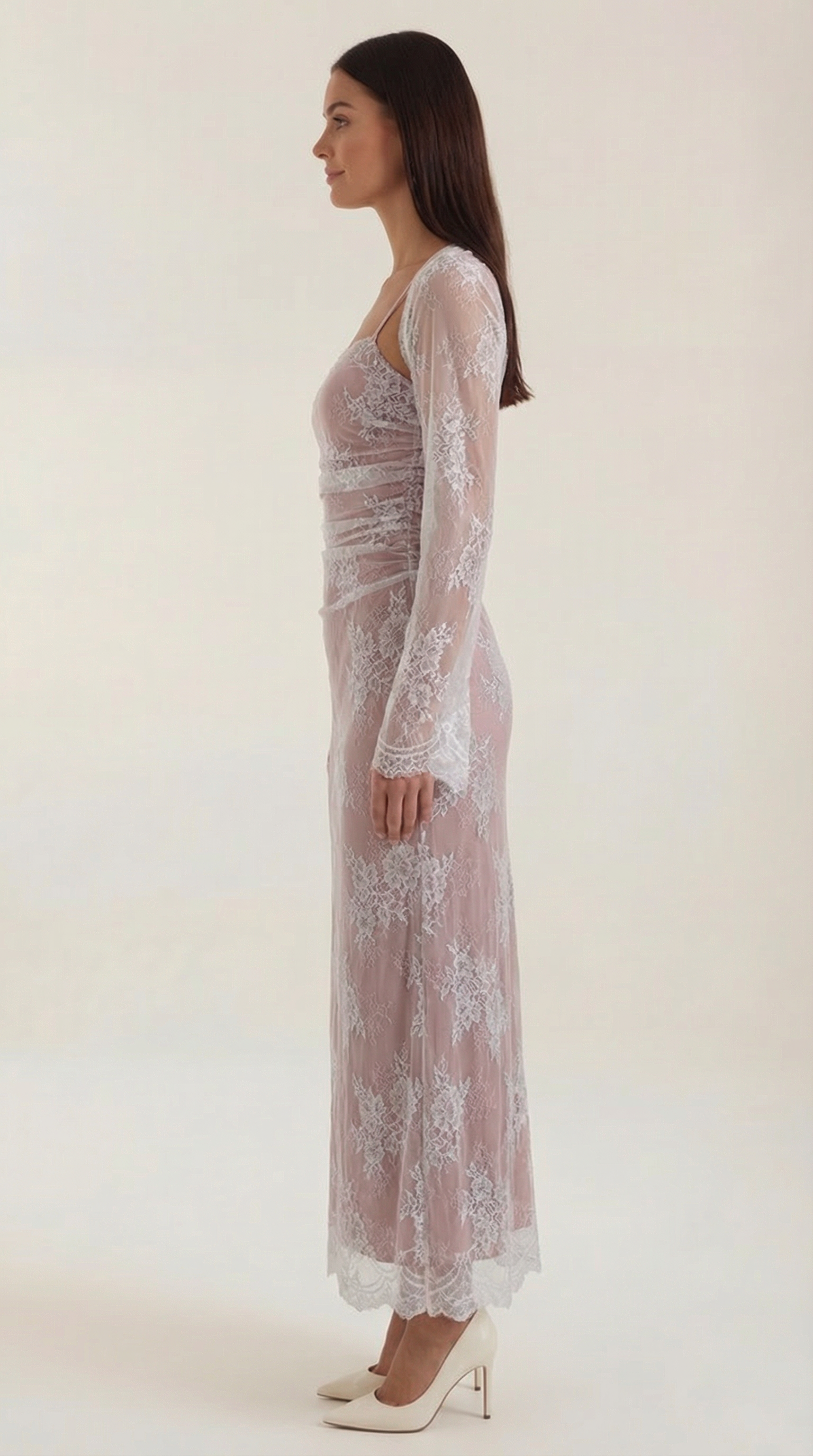 Vestido largo de encaje con corte elegante