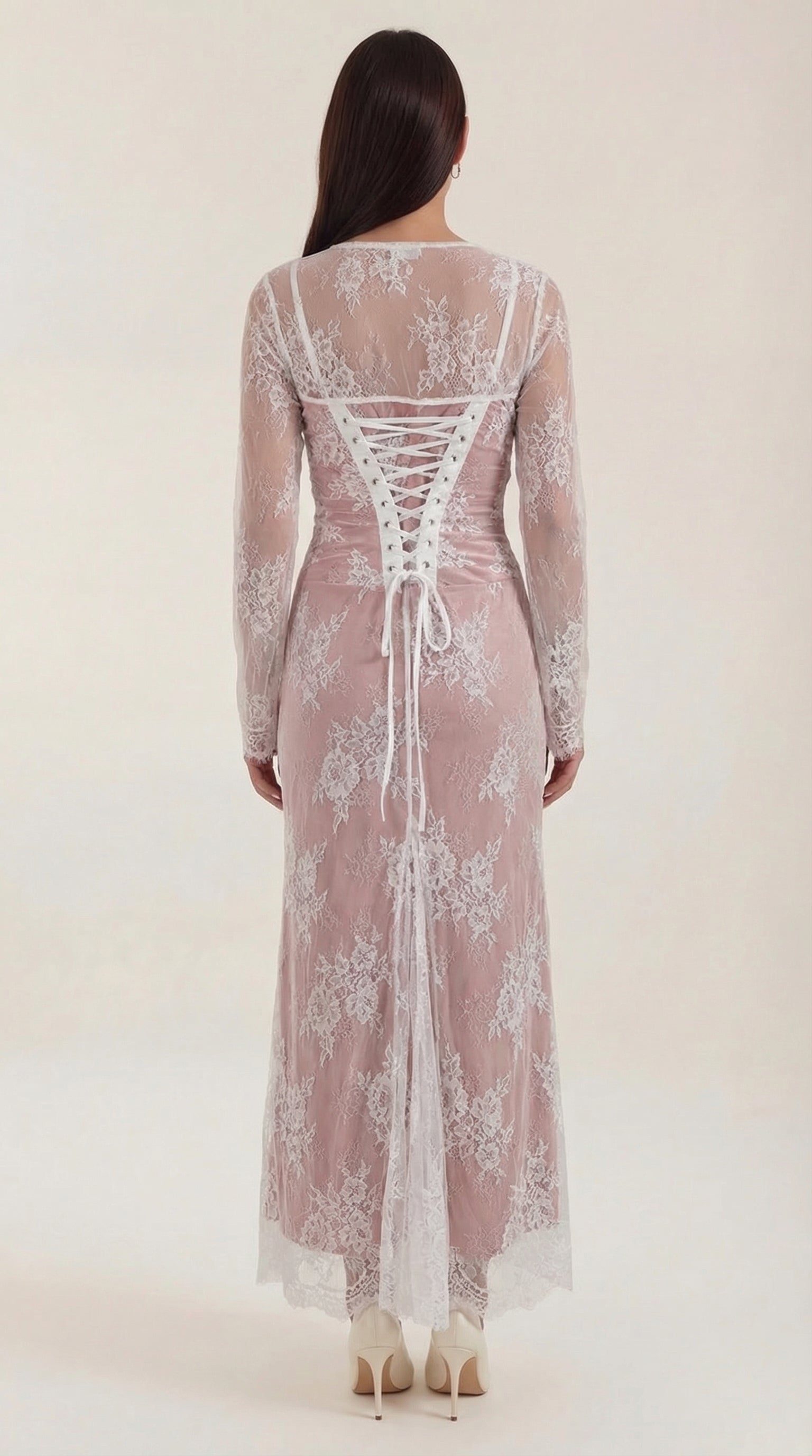 Vestido largo de encaje con corte elegante