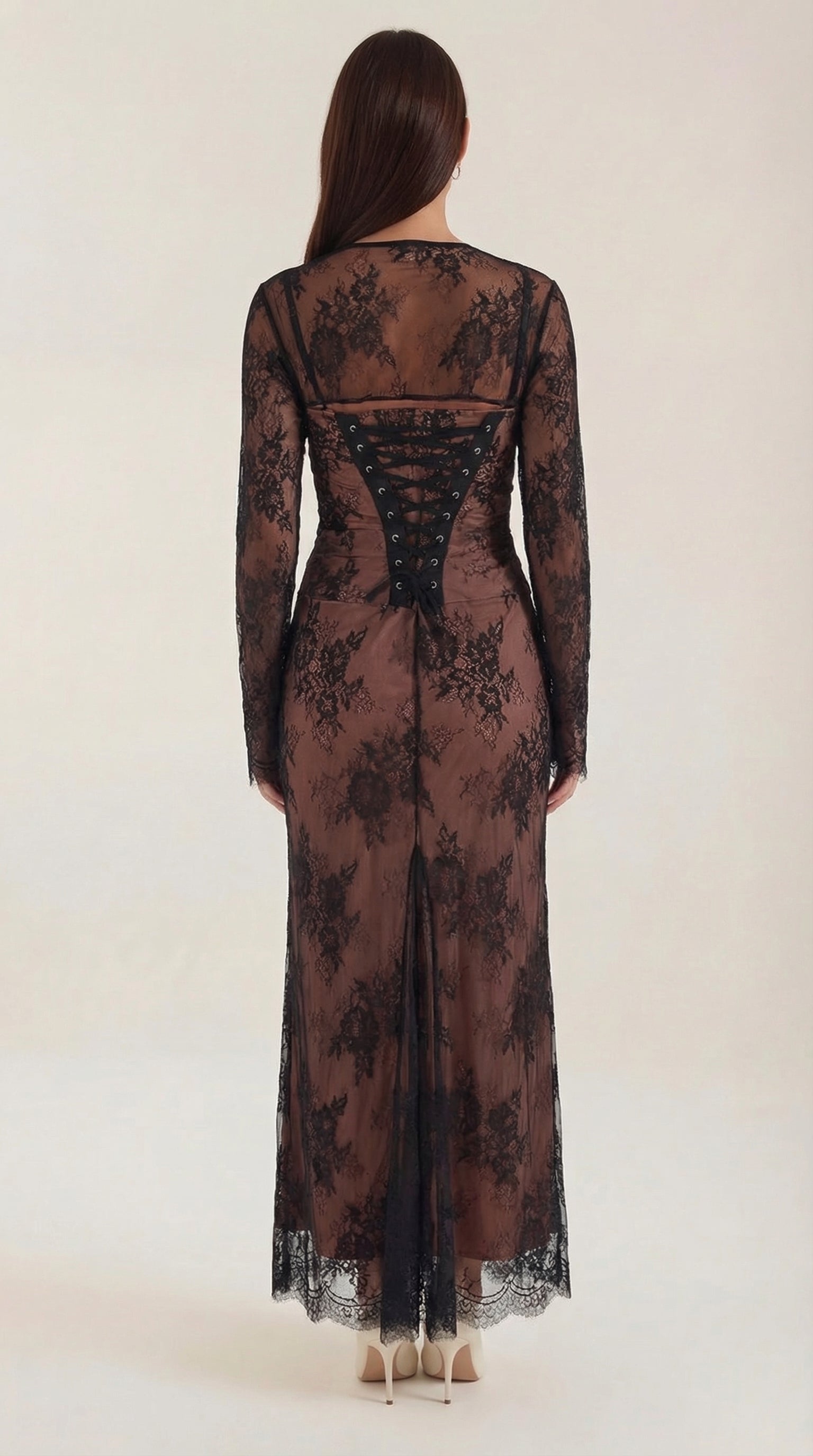 Vestido largo de encaje con corte elegante