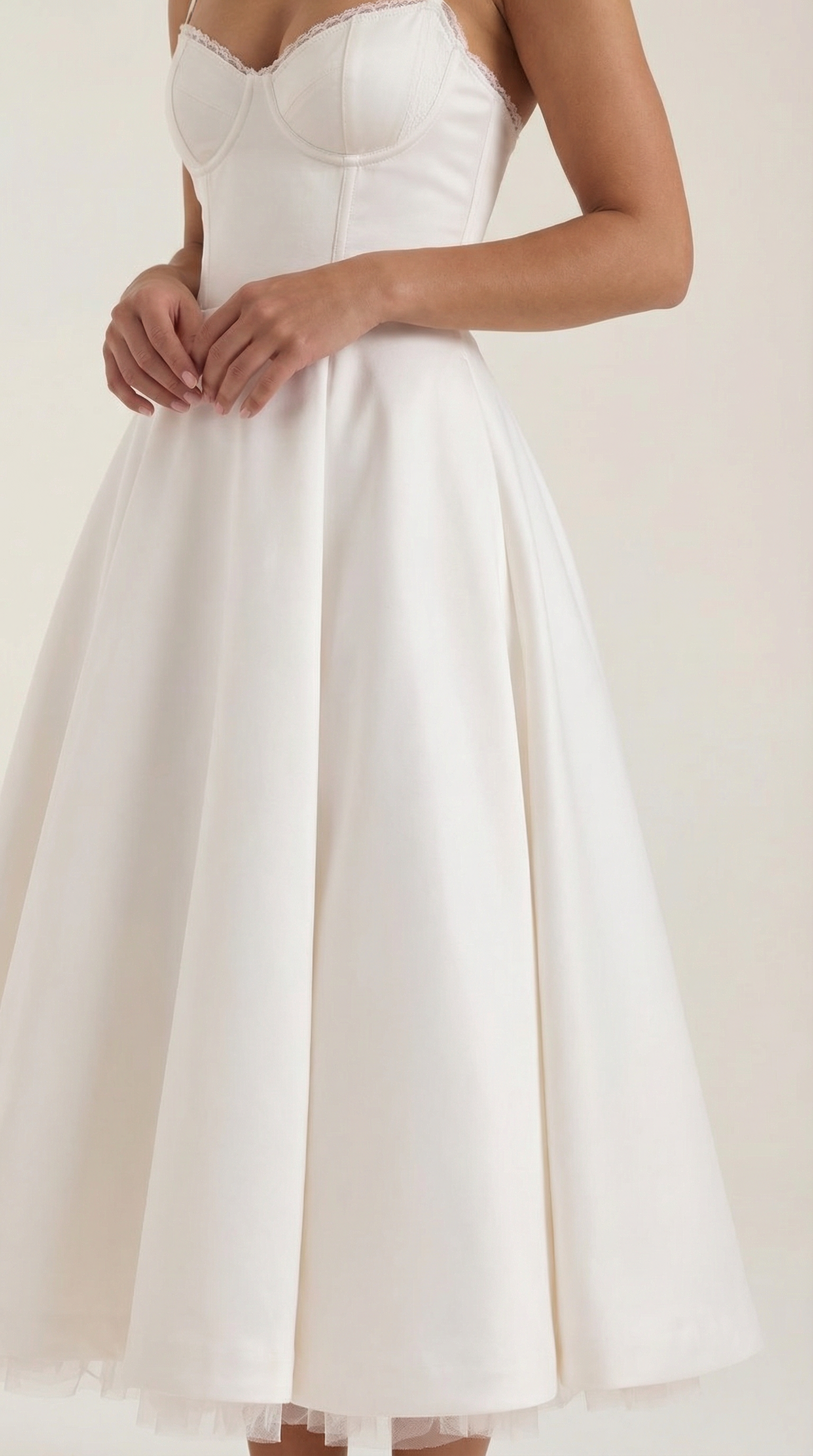 Vestido midi con diseño de tul