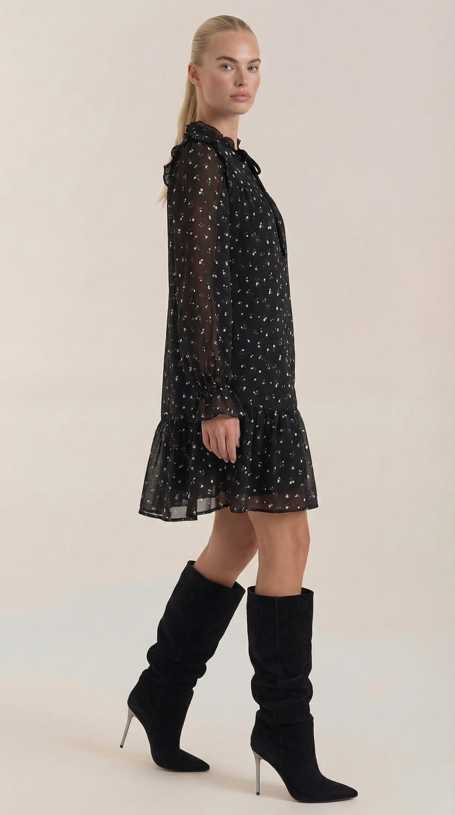 Vestido mini con diseño de volantes