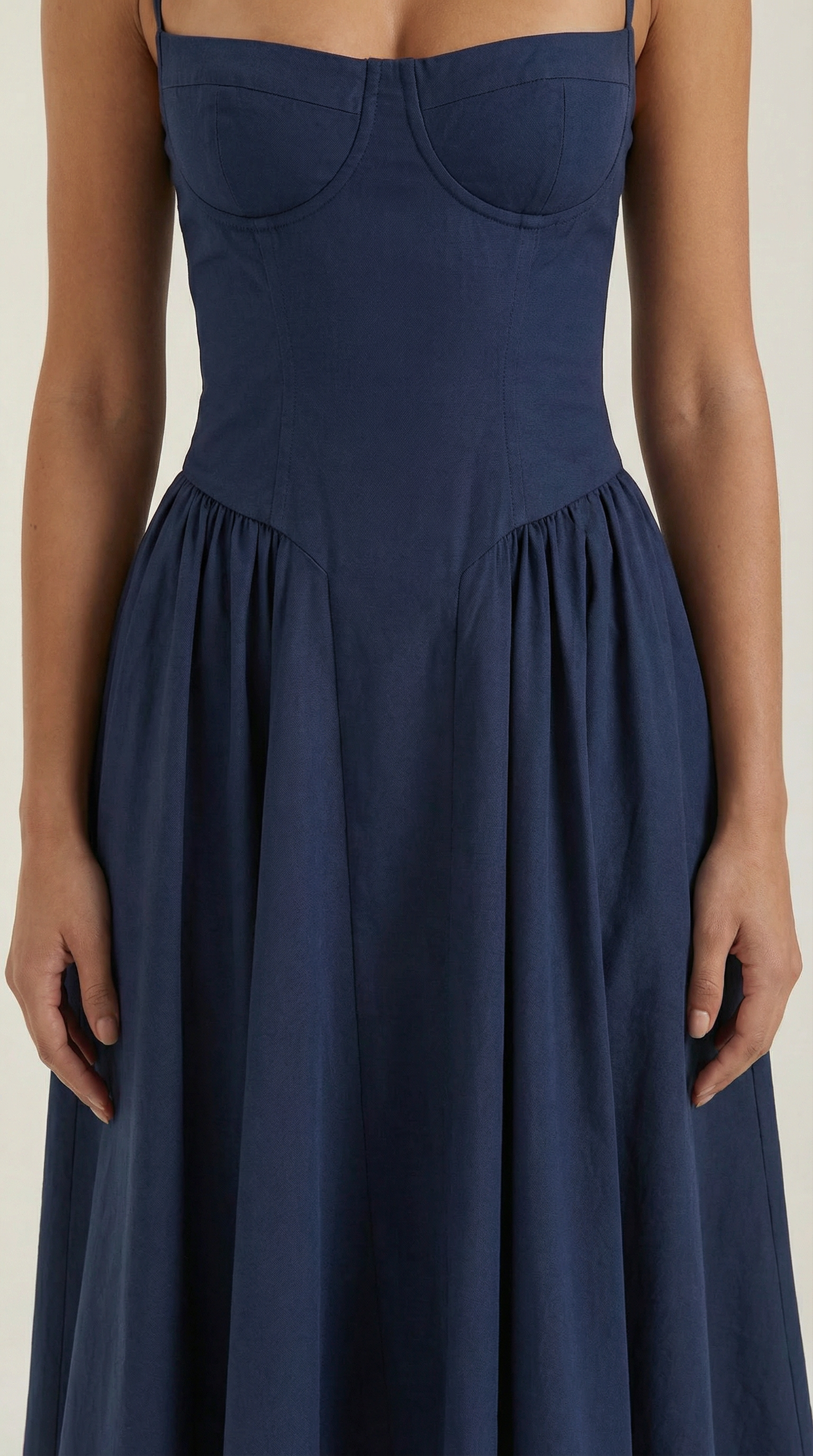 Vestido midi con diseño de corsé