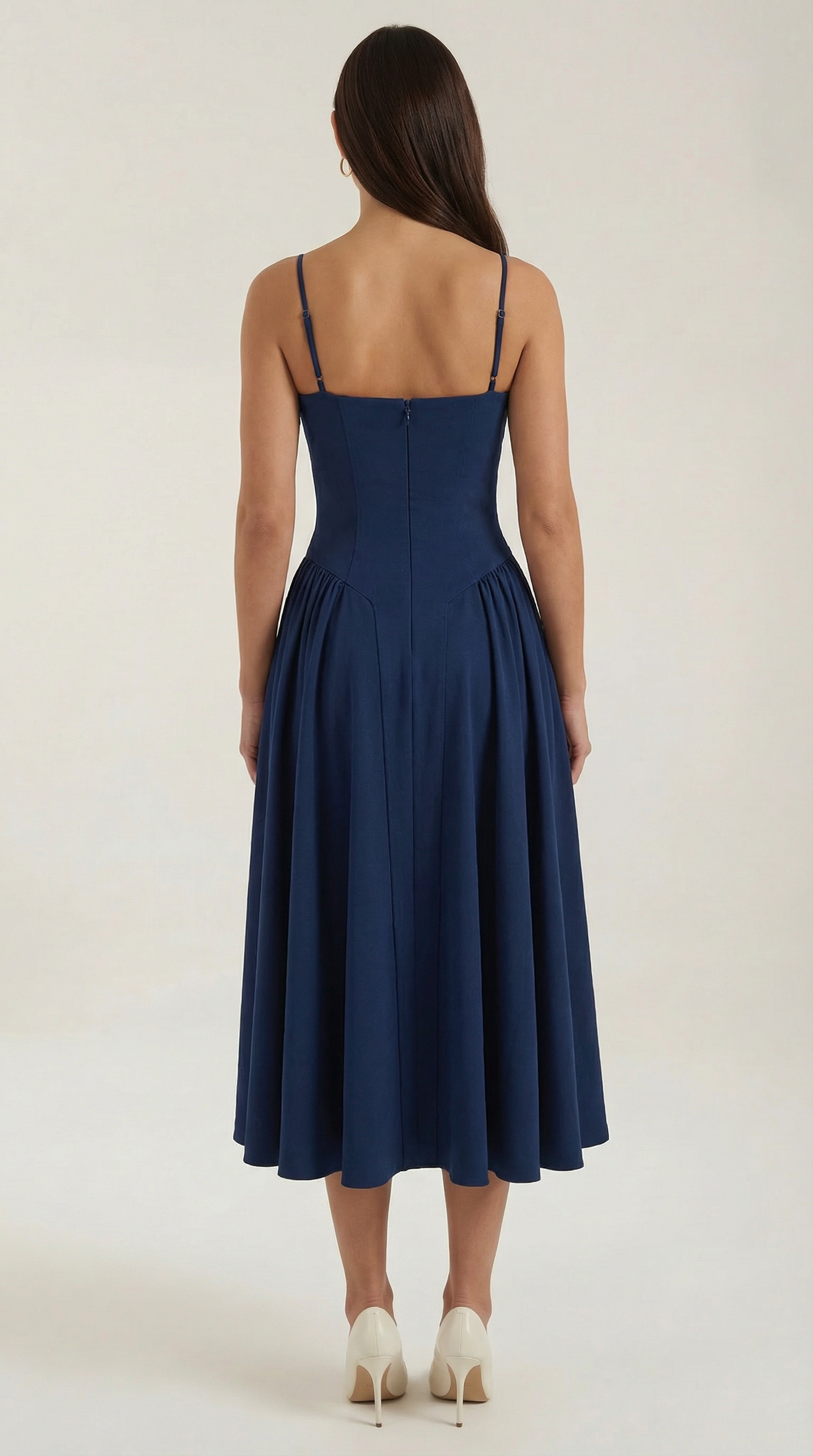 Vestido midi con diseño de corsé