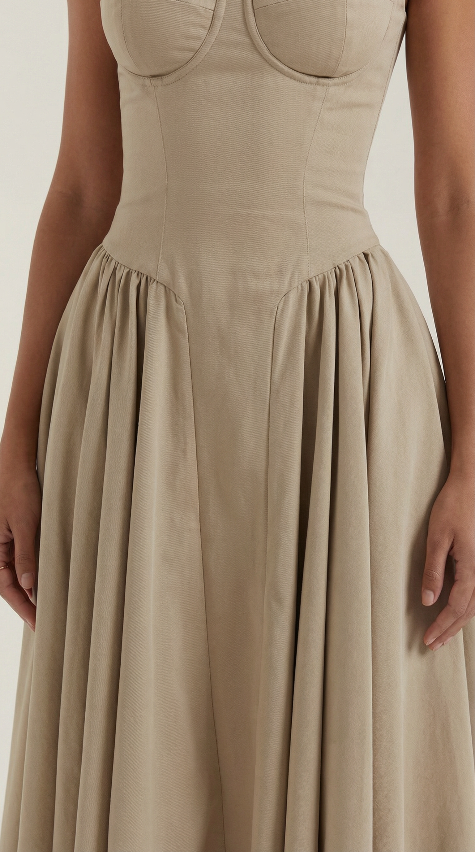 Vestido midi con diseño de corsé