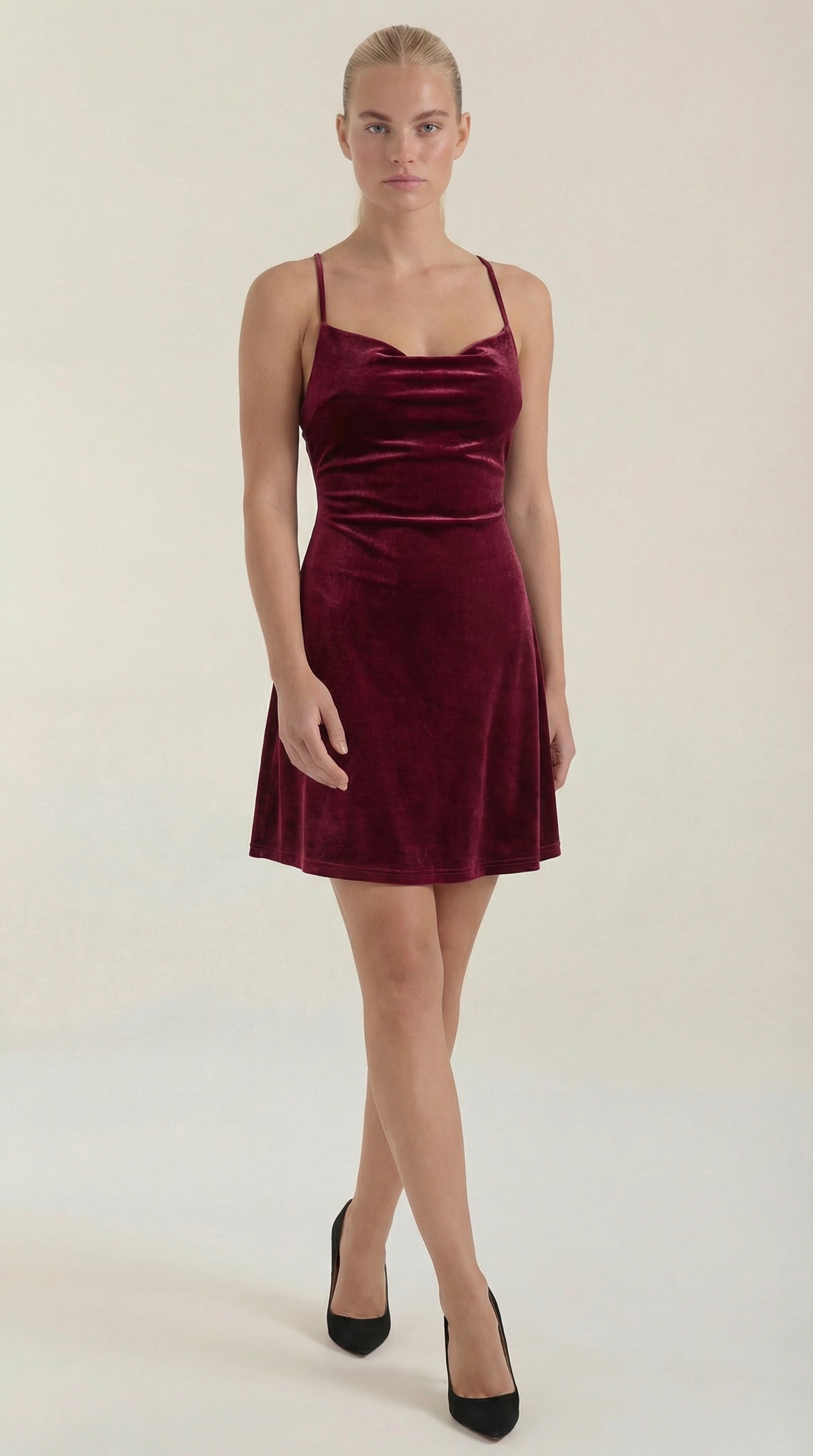 Vestido mini con corte elegante