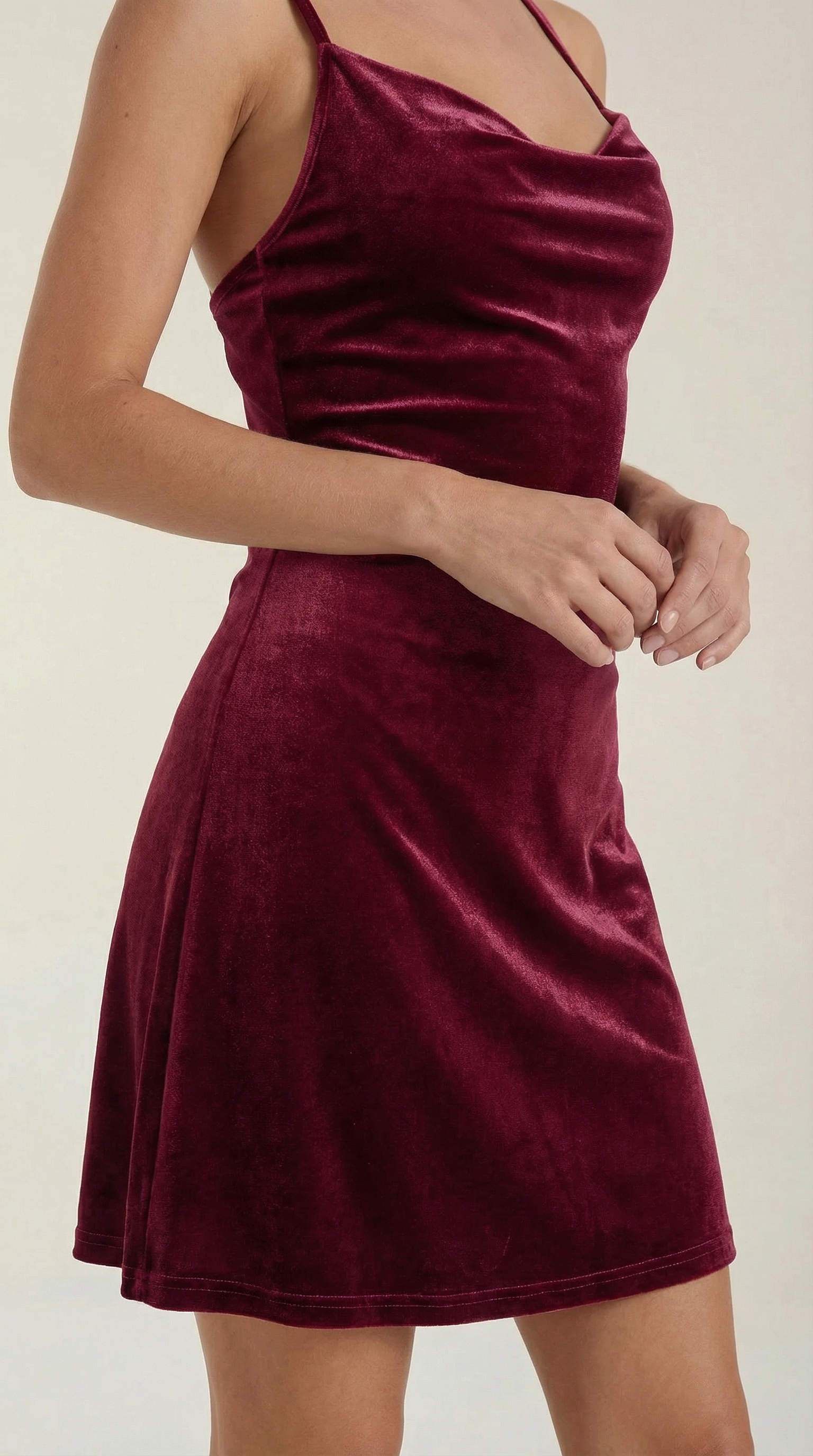 Vestido mini con corte elegante