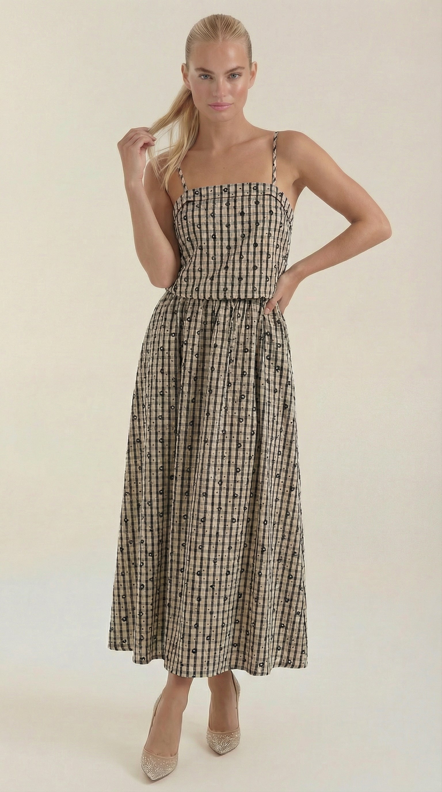 Vestido midi con escote cuadrado elegante