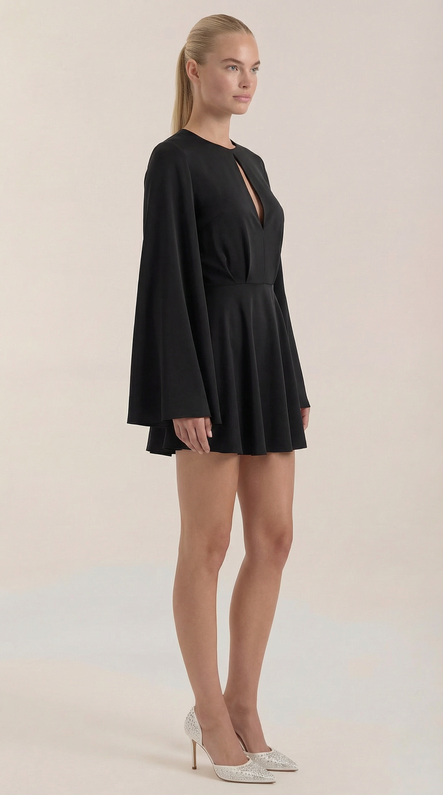 Vestido mini con diseño fluido