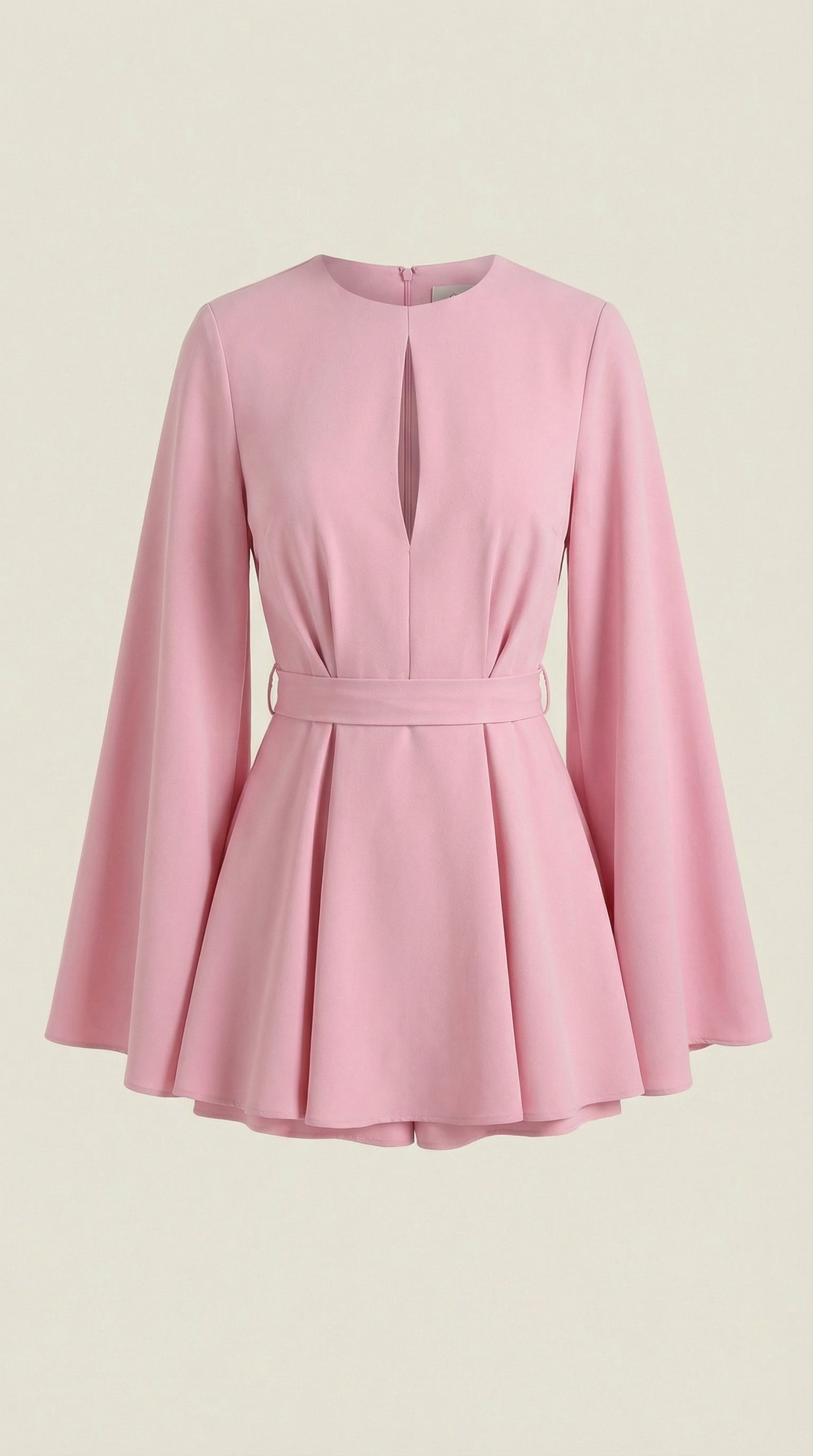 Vestido mini con diseño fluido