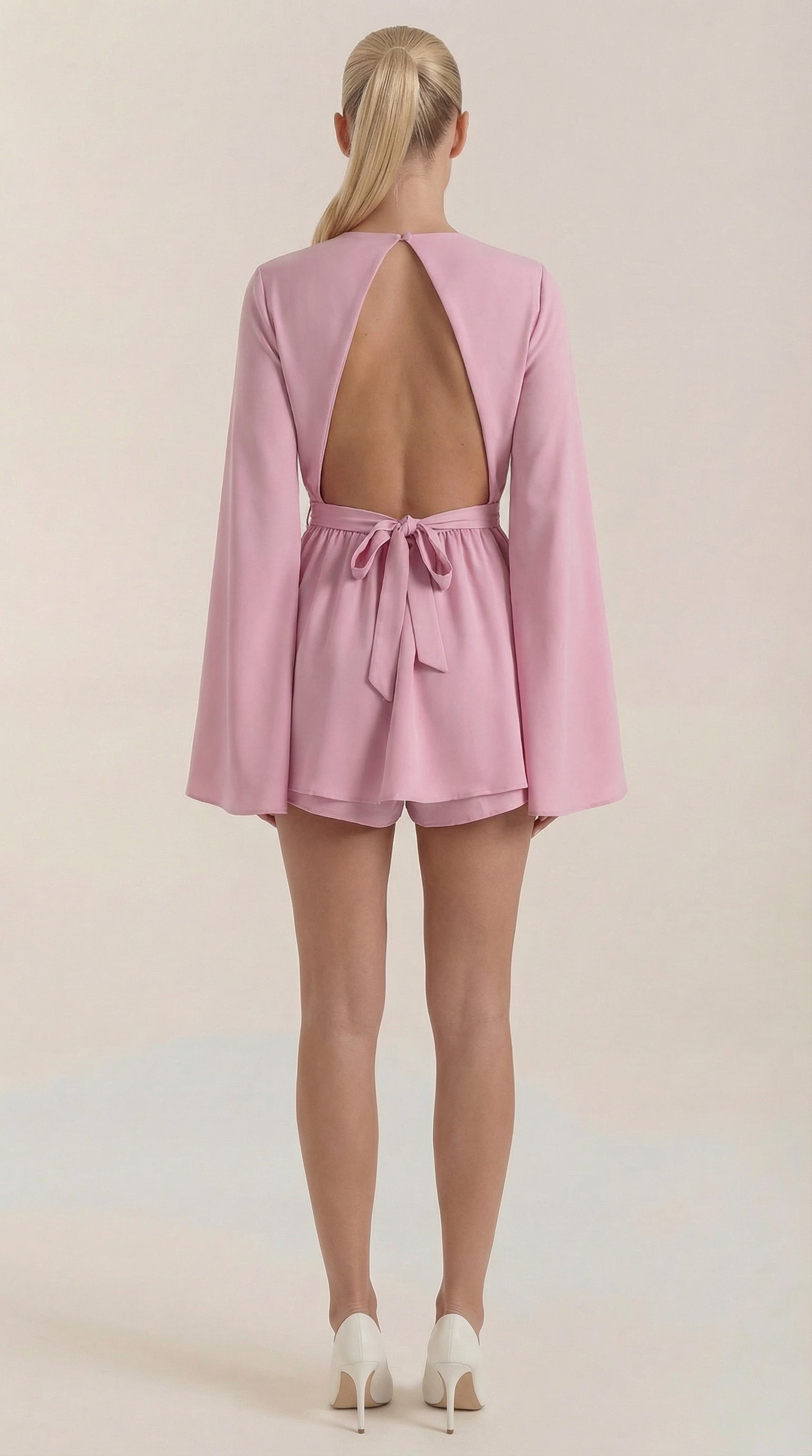 Vestido mini con diseño fluido