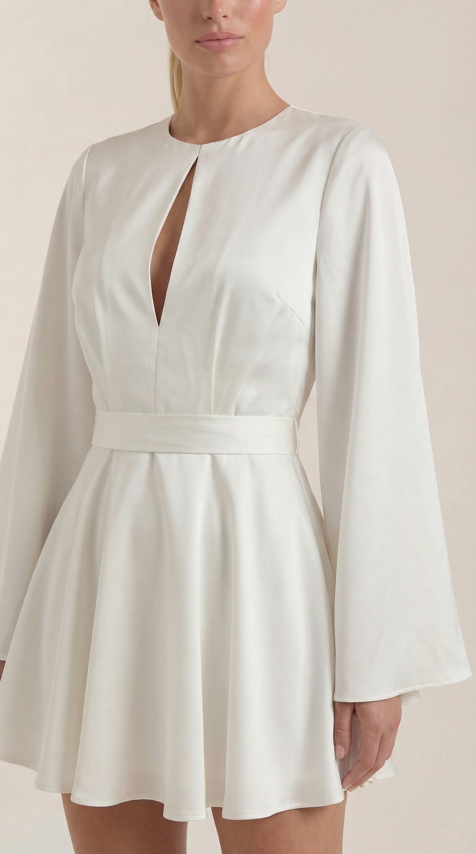 Vestido mini con diseño fluido