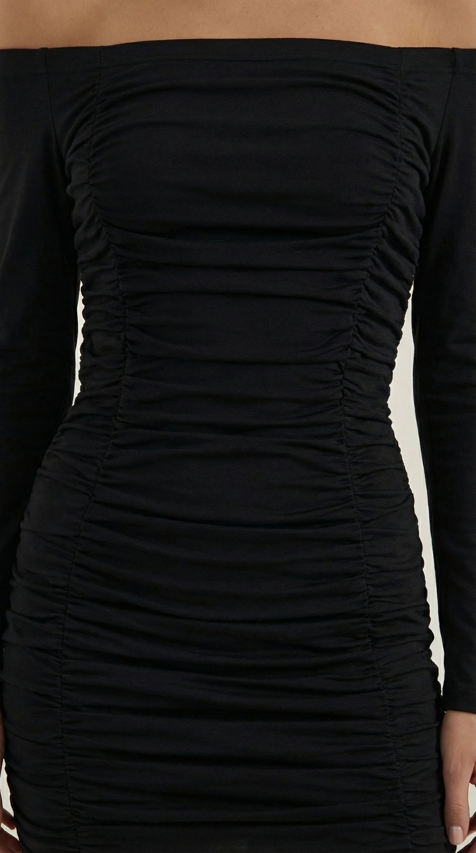 Vestido mini ajustado con diseño elegante