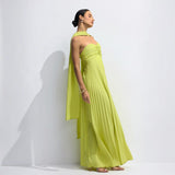 Vestido Largo Plisado con Capa