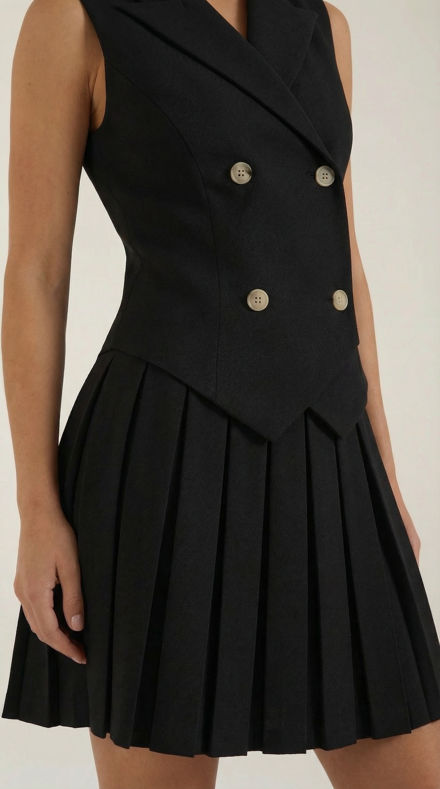 Vestido mini con corte moderno