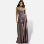 Vestido maxi elegante El Armario de Lola em tom acastanhado com alças finas, corte justo e tecido acetinado fluido.