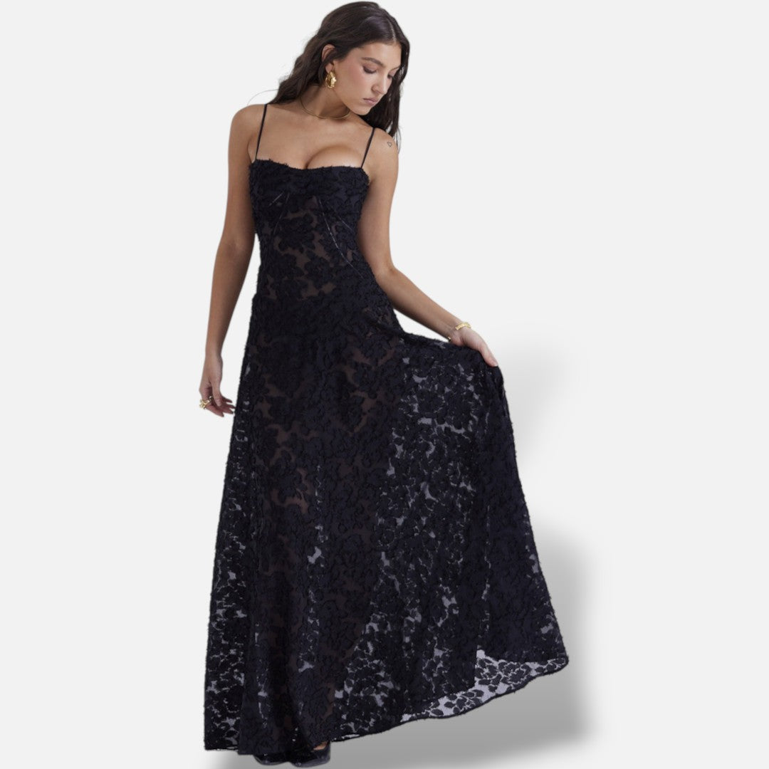 Modelo veste vestido maxi preto El Armario de Lola com alças finas, corte justo e tecido rendado elegante