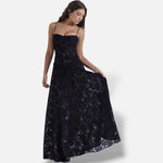 Modelo veste vestido maxi preto El Armario de Lola com alças finas, corte justo e tecido rendado elegante