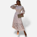 Vestido midi de renda El Armario de Lola com gola alta e mangas bufantes em tom bege claro para eventos de verão
