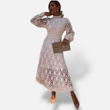 Vestido midi de renda El Armario de Lola com gola alta e mangas bufantes em tom bege claro para eventos de verão