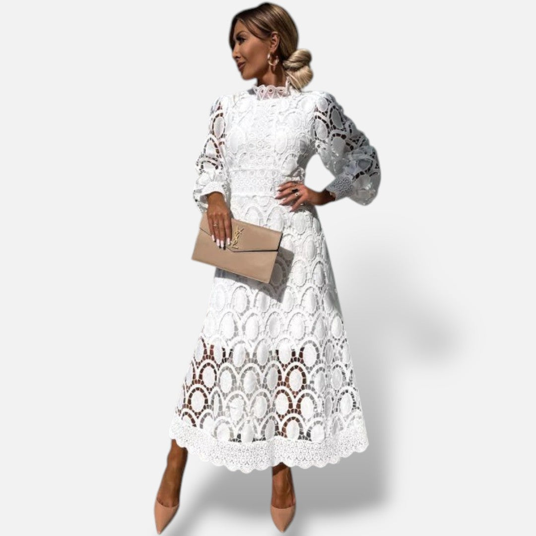 Vestido midi branco de renda El Armario de Lola com gola alta e mangas bufantes, usado por modelo com mala bege.