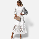 Vestido midi branco de renda El Armario de Lola com gola alta e mangas bufantes, usado por modelo com mala bege.