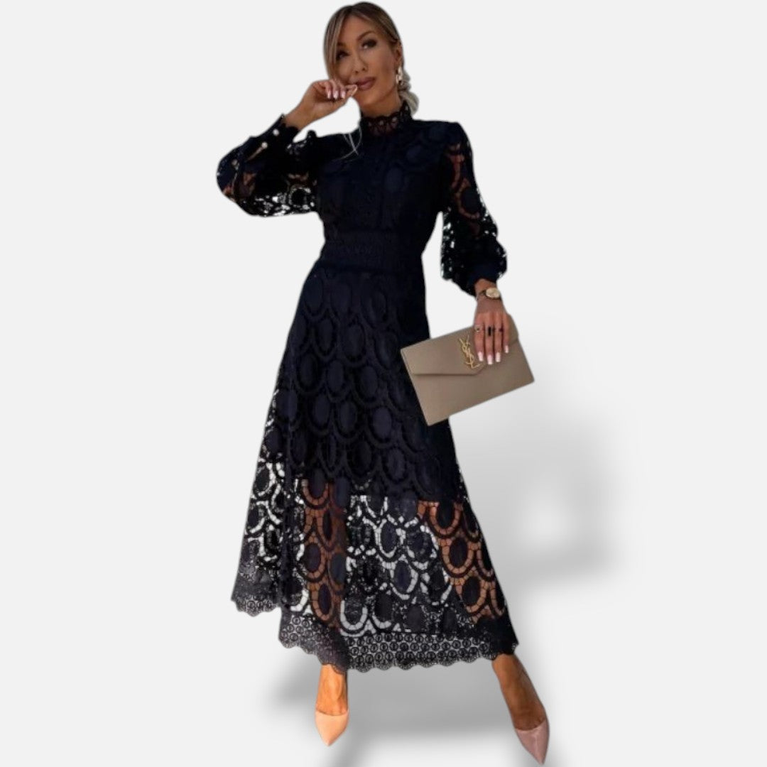 Vestido midi preto de renda El Armario de Lola com gola alta, mangas bufantes e detalhes transparentes elegantes.