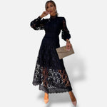 Vestido midi preto de renda El Armario de Lola com gola alta, mangas bufantes e detalhes transparentes elegantes.