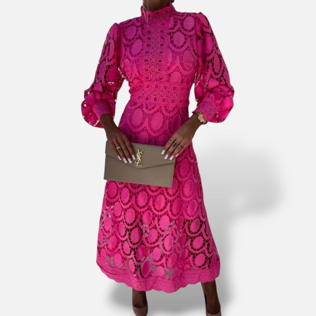 Vestido midi de renda rosa El Armario de Lola com gola alta e mangas bufantes, ideal para eventos formais de verão.