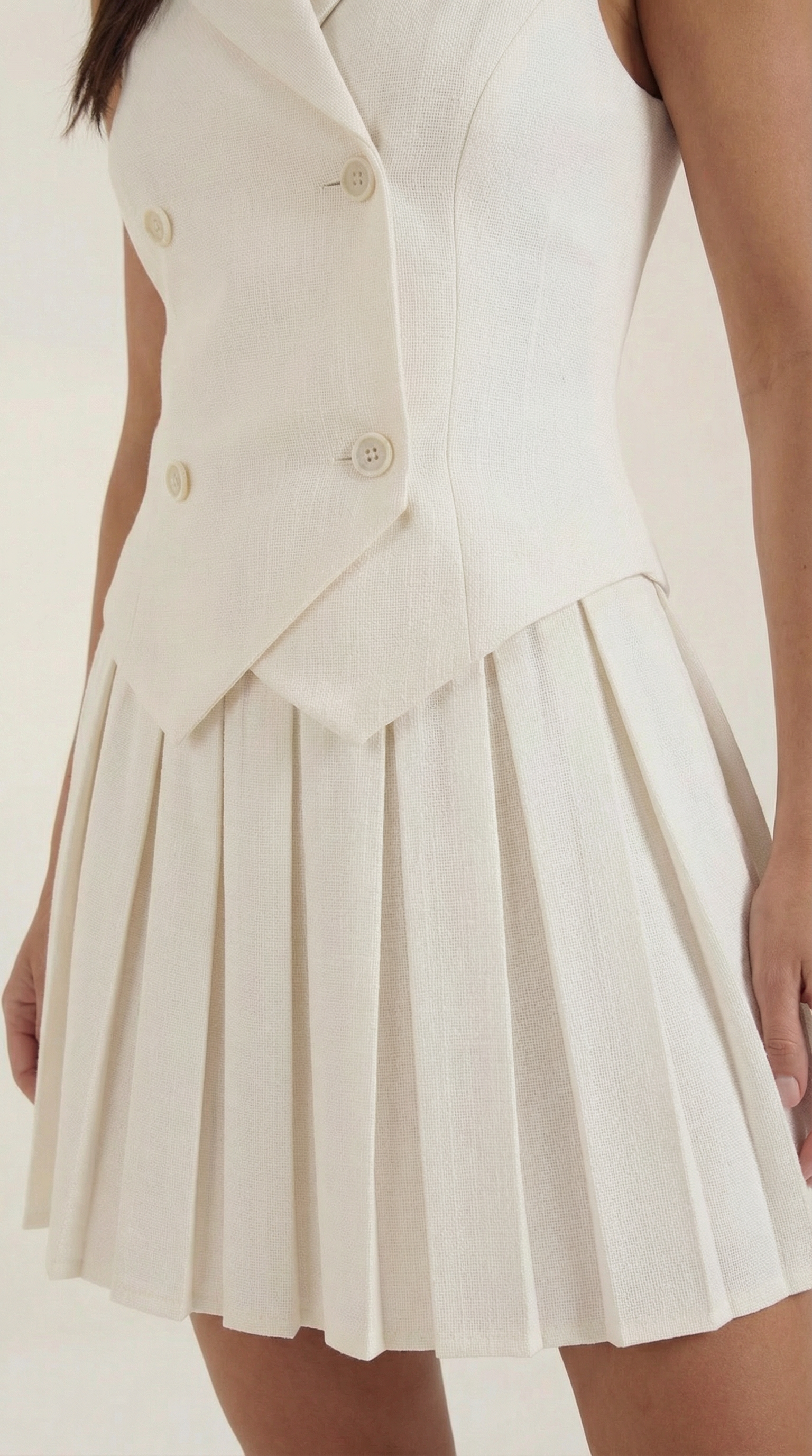 Vestido mini con corte moderno