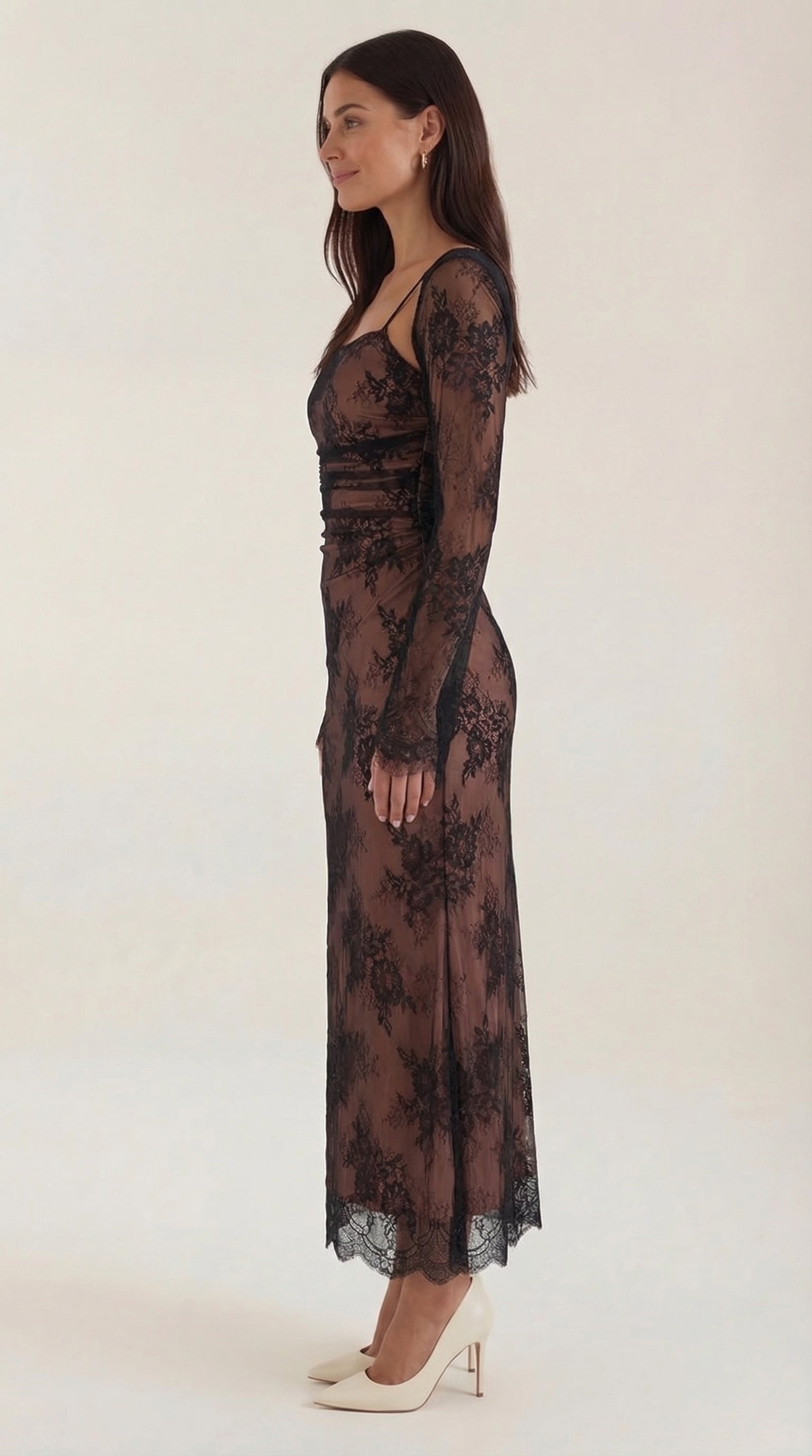 Vestido largo de encaje con corte elegante