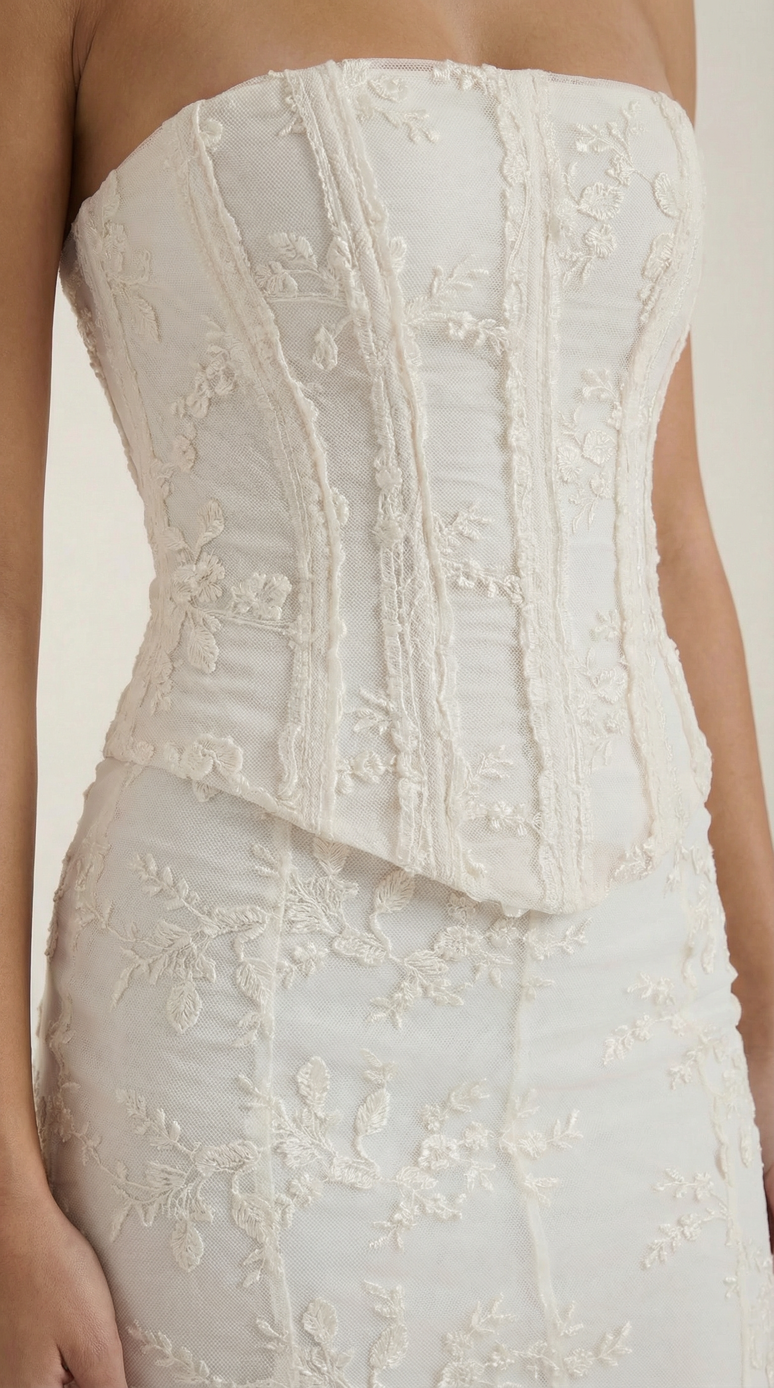 Vestido largo con corsé y encaje