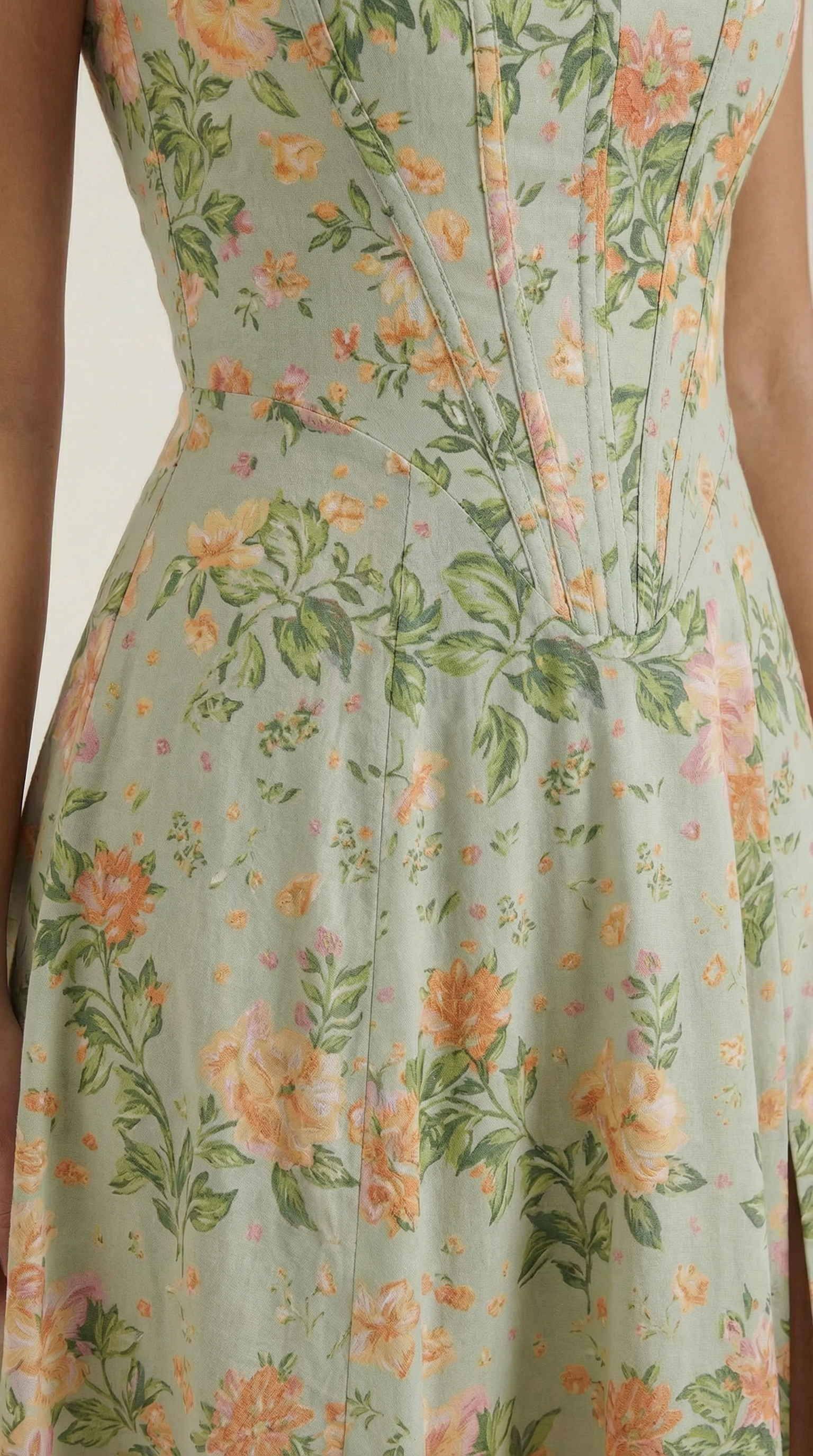 Vestido midi ajustado con detalles sutiles