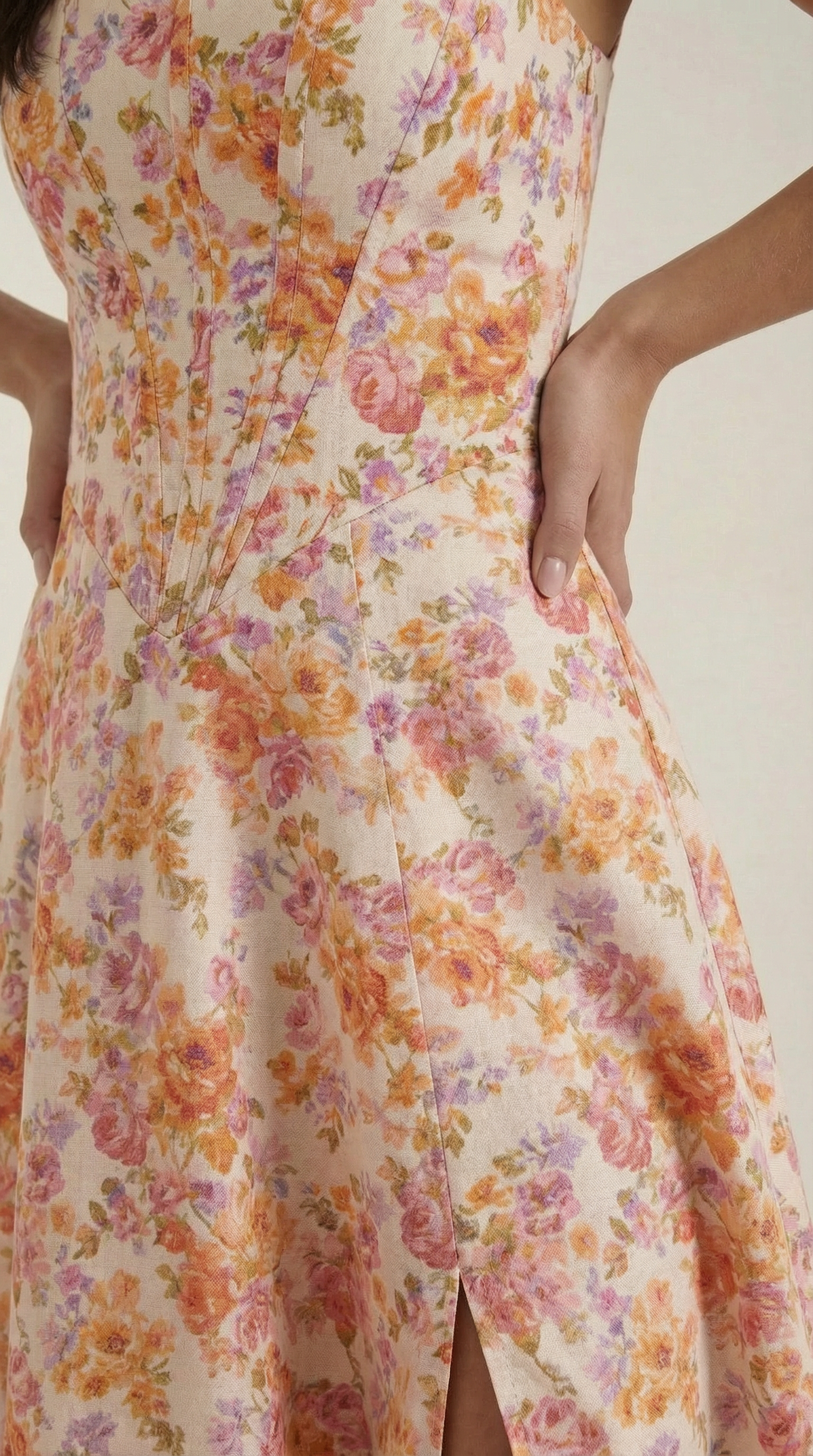 Vestido midi ajustado con detalles sutiles