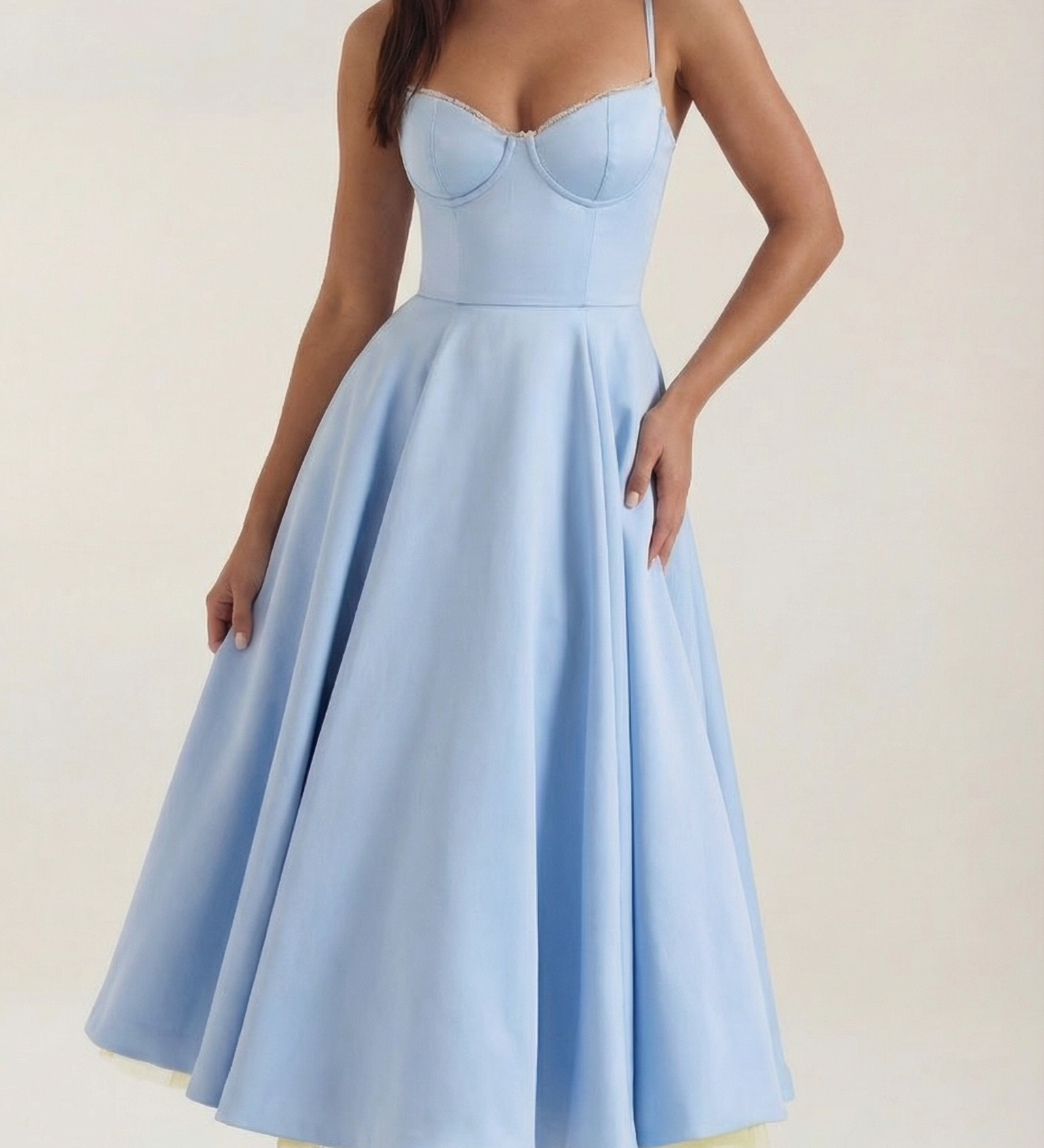 Vestido midi con diseño de tul