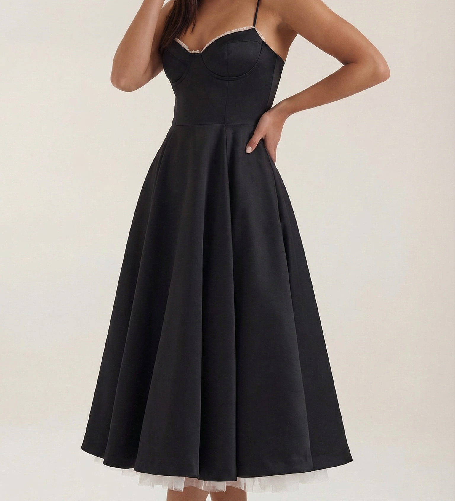 Vestido midi con diseño de tul