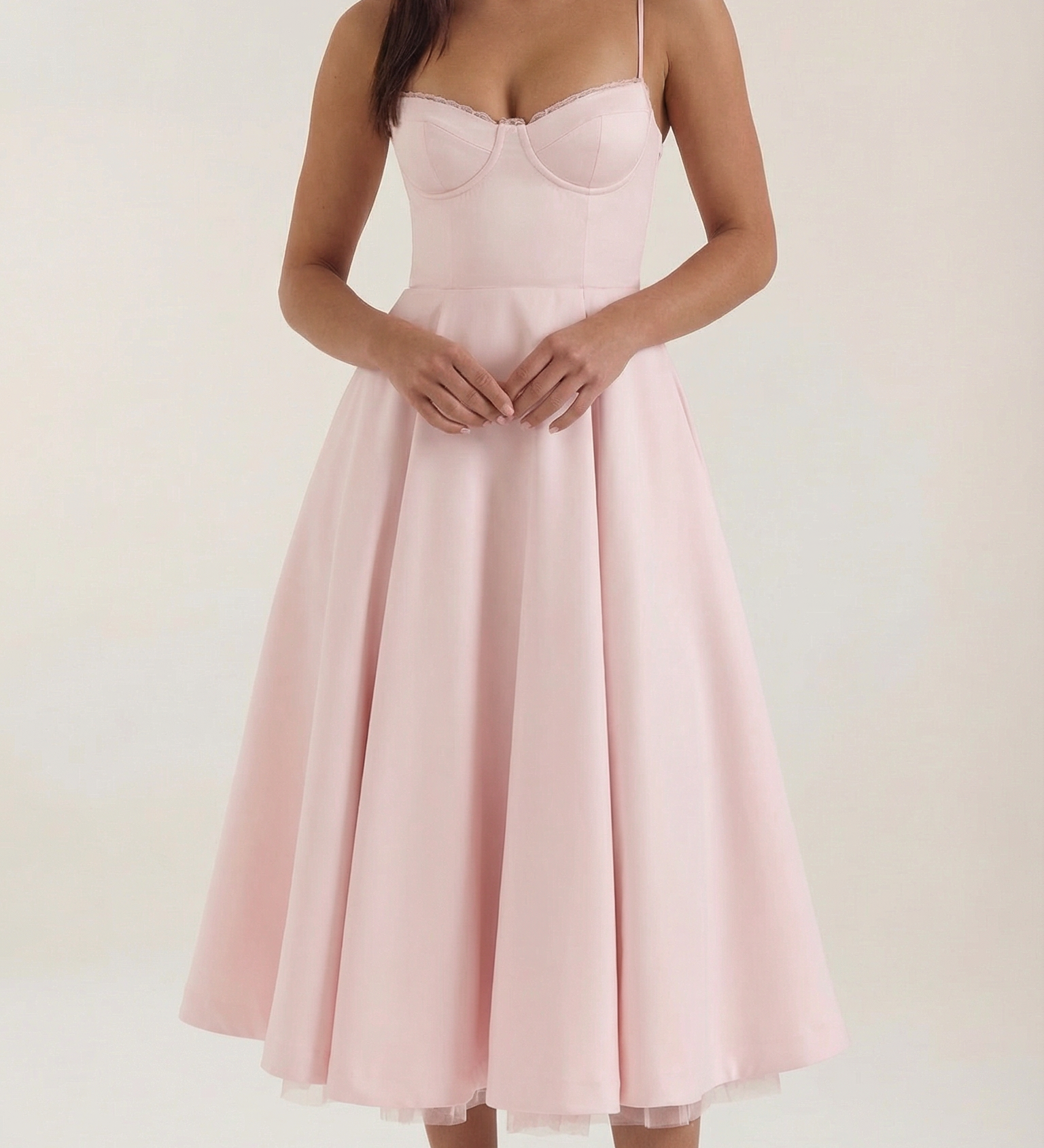 Vestido midi con diseño de tul