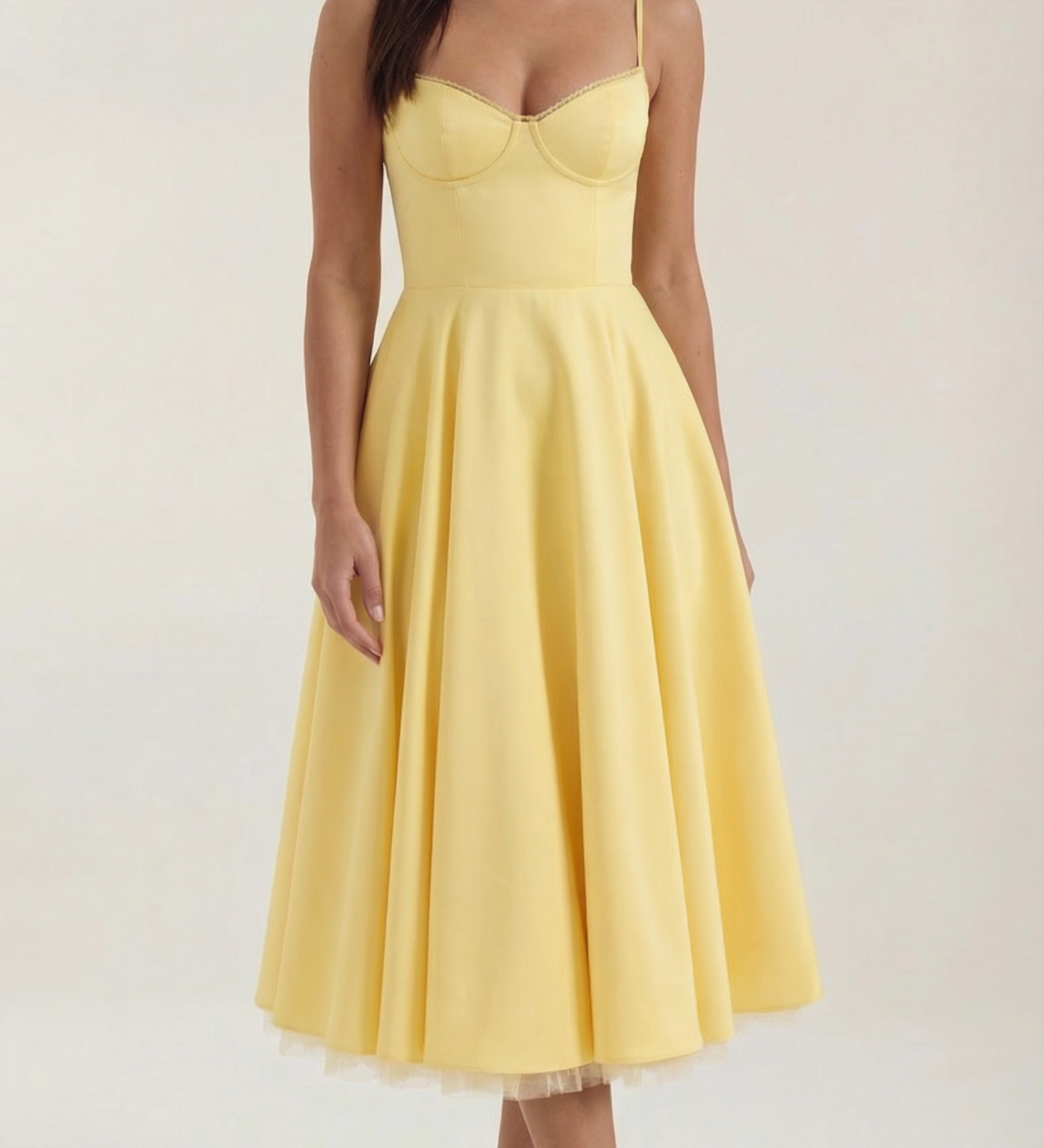 Vestido midi con diseño de tul
