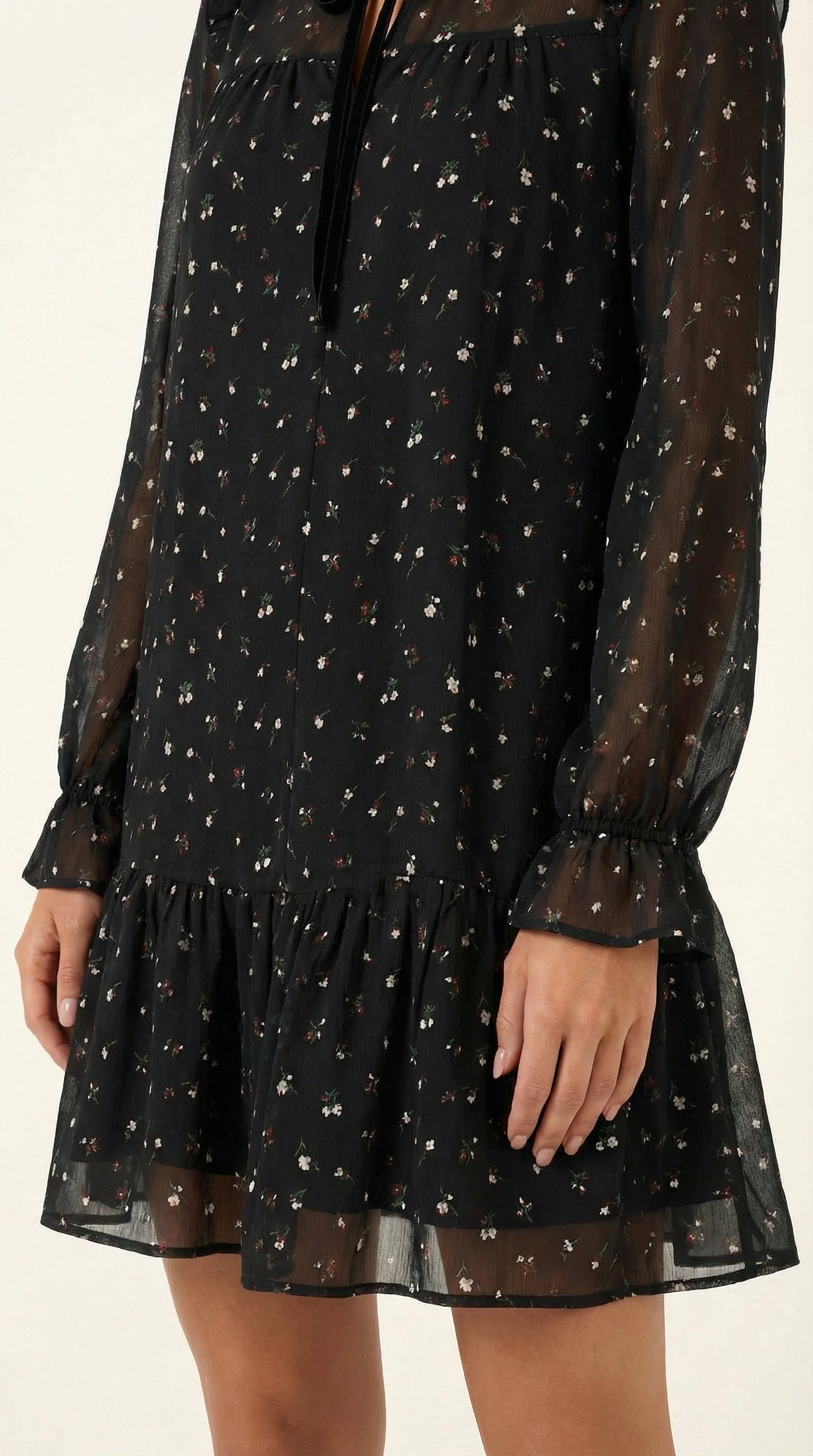 Vestido mini con diseño de volantes