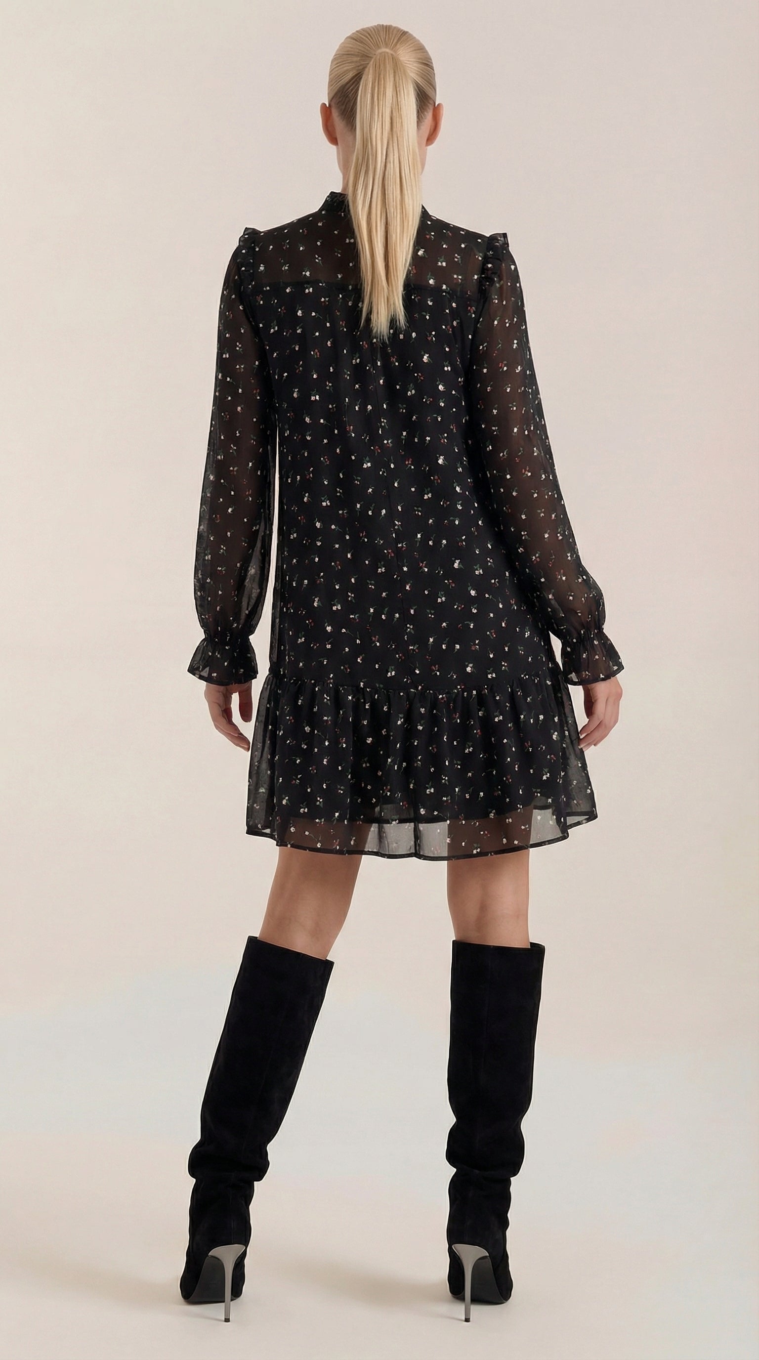 Vestido mini con diseño de volantes