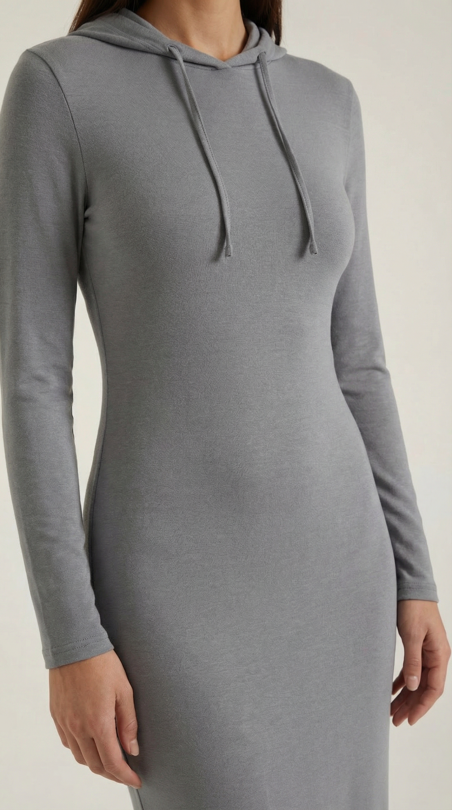 Vestido largo ajustado con capucha