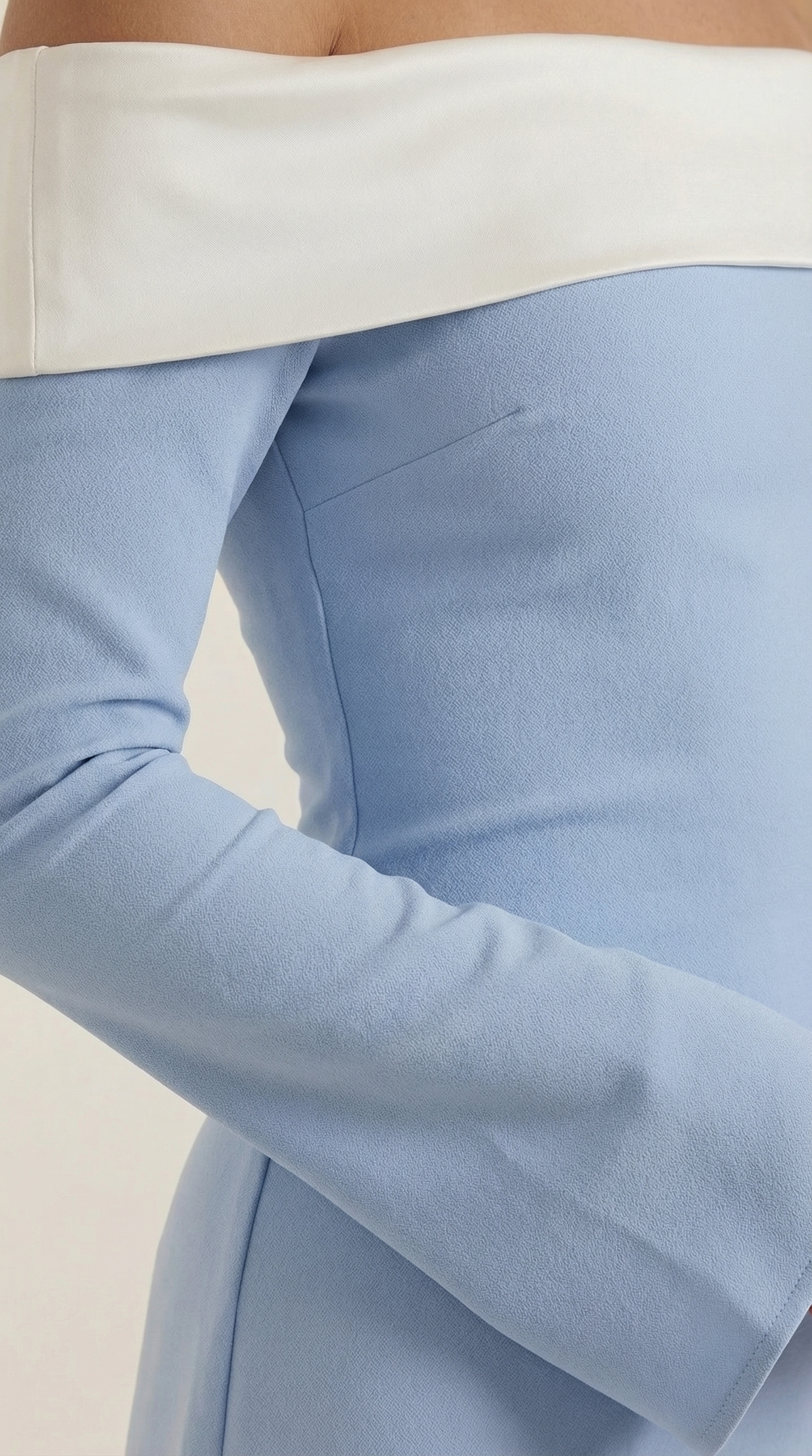 Vestido mini con diseño off-shoulder