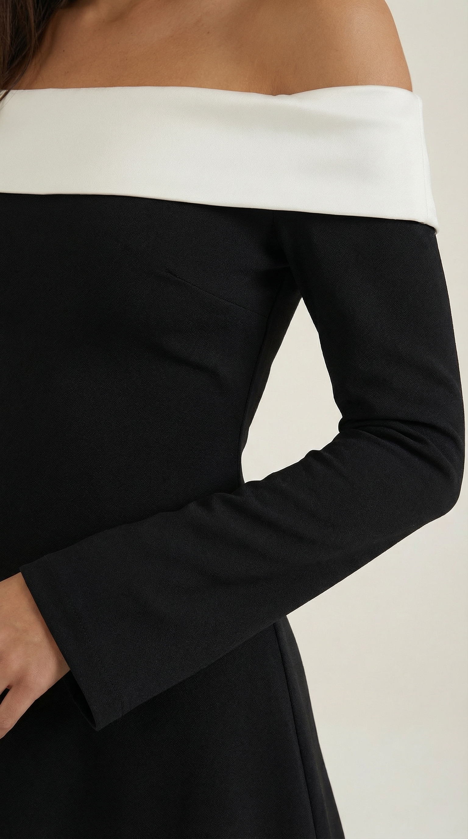 Vestido mini con diseño off-shoulder