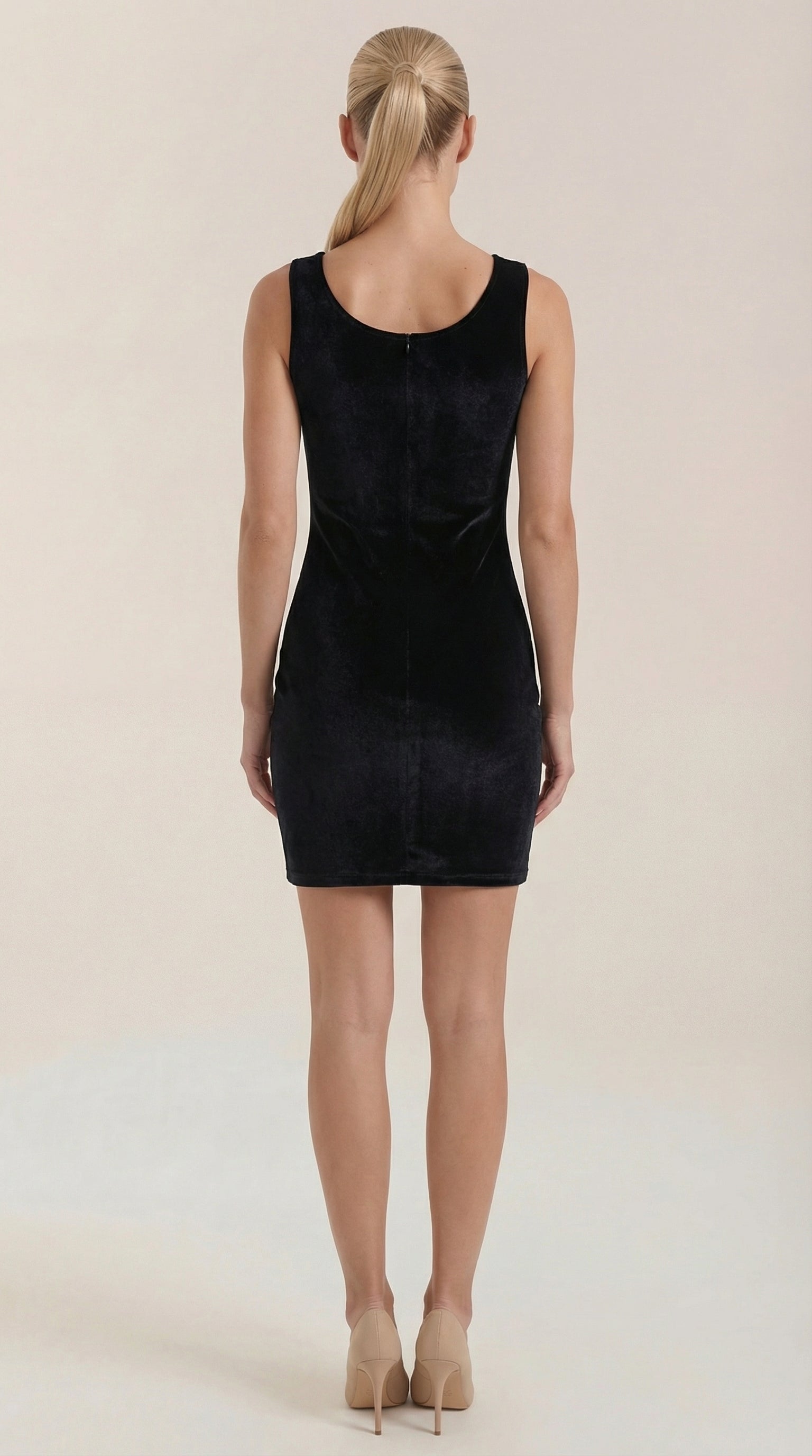 Vestido mini de cuello cuadrado elegante