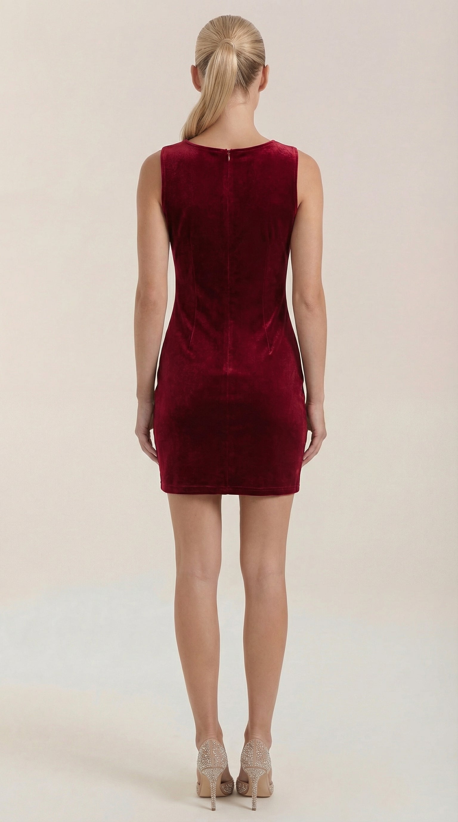 Vestido mini de cuello cuadrado elegante