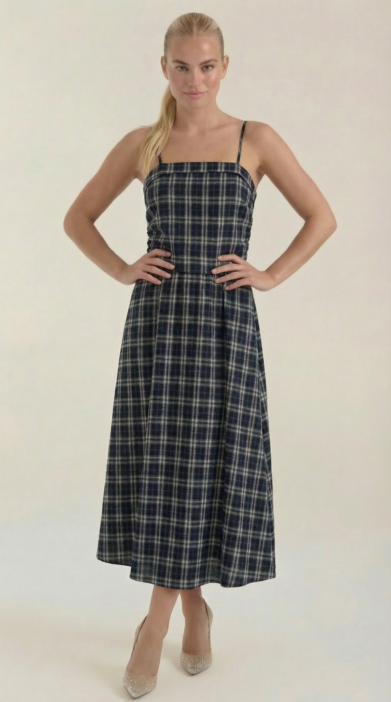 Vestido midi con escote cuadrado elegante