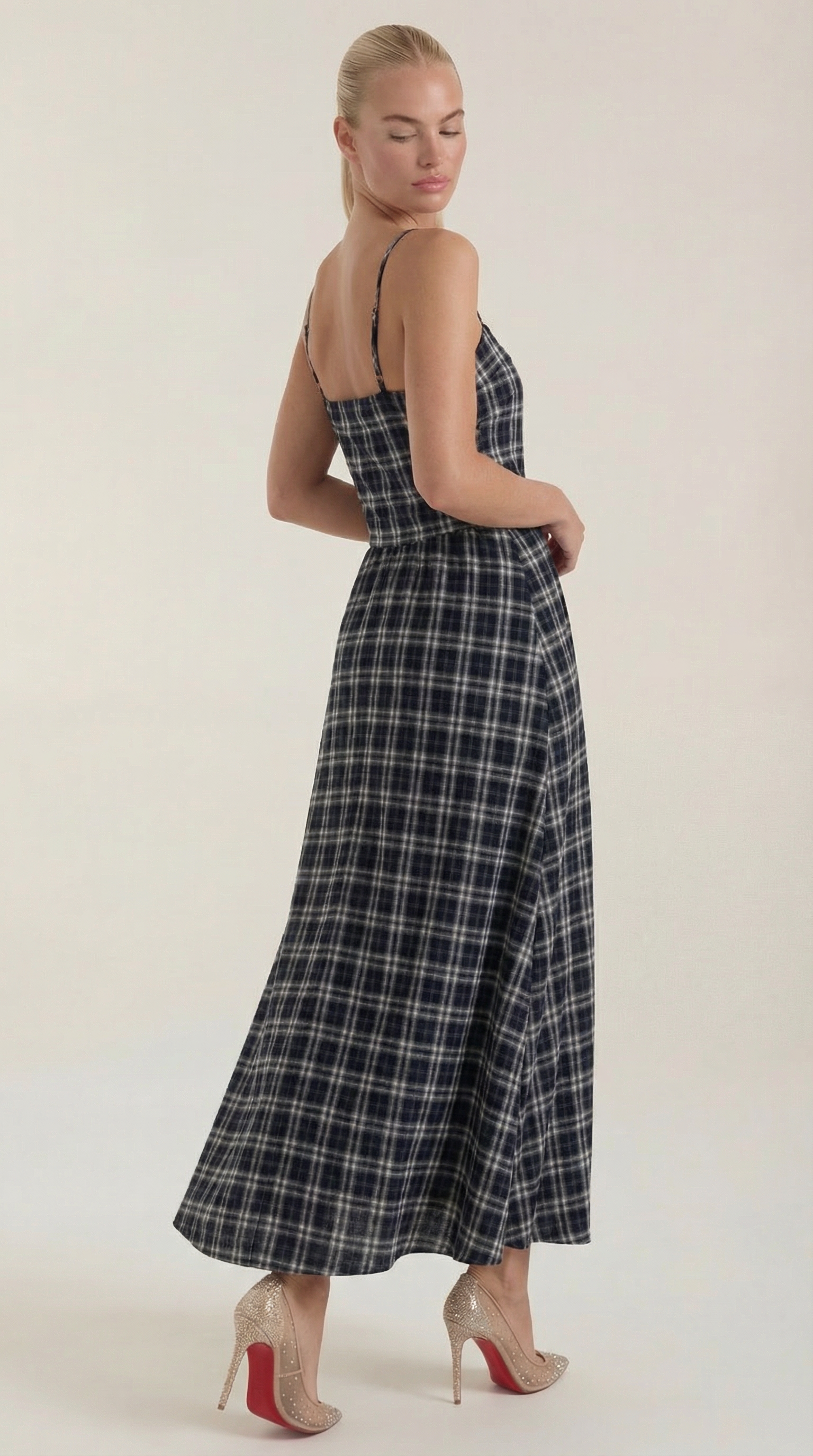 Vestido midi con escote cuadrado elegante