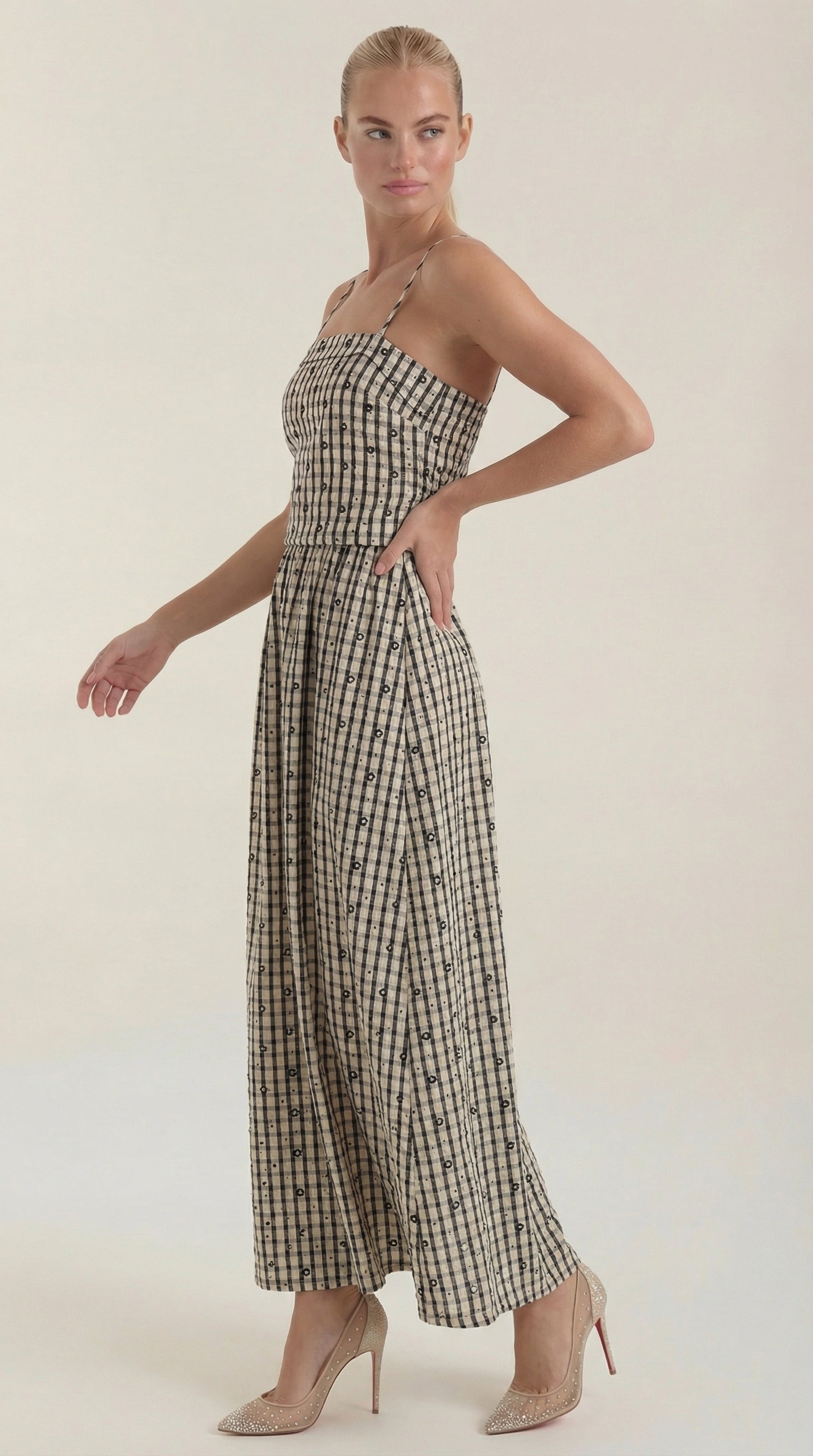 Vestido midi con escote cuadrado elegante