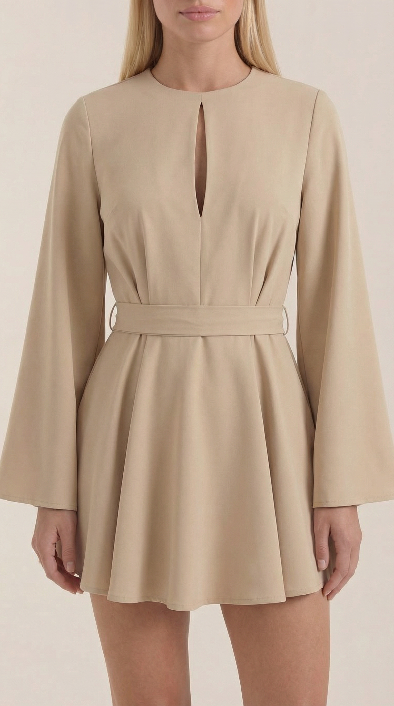 Vestido mini con diseño fluido