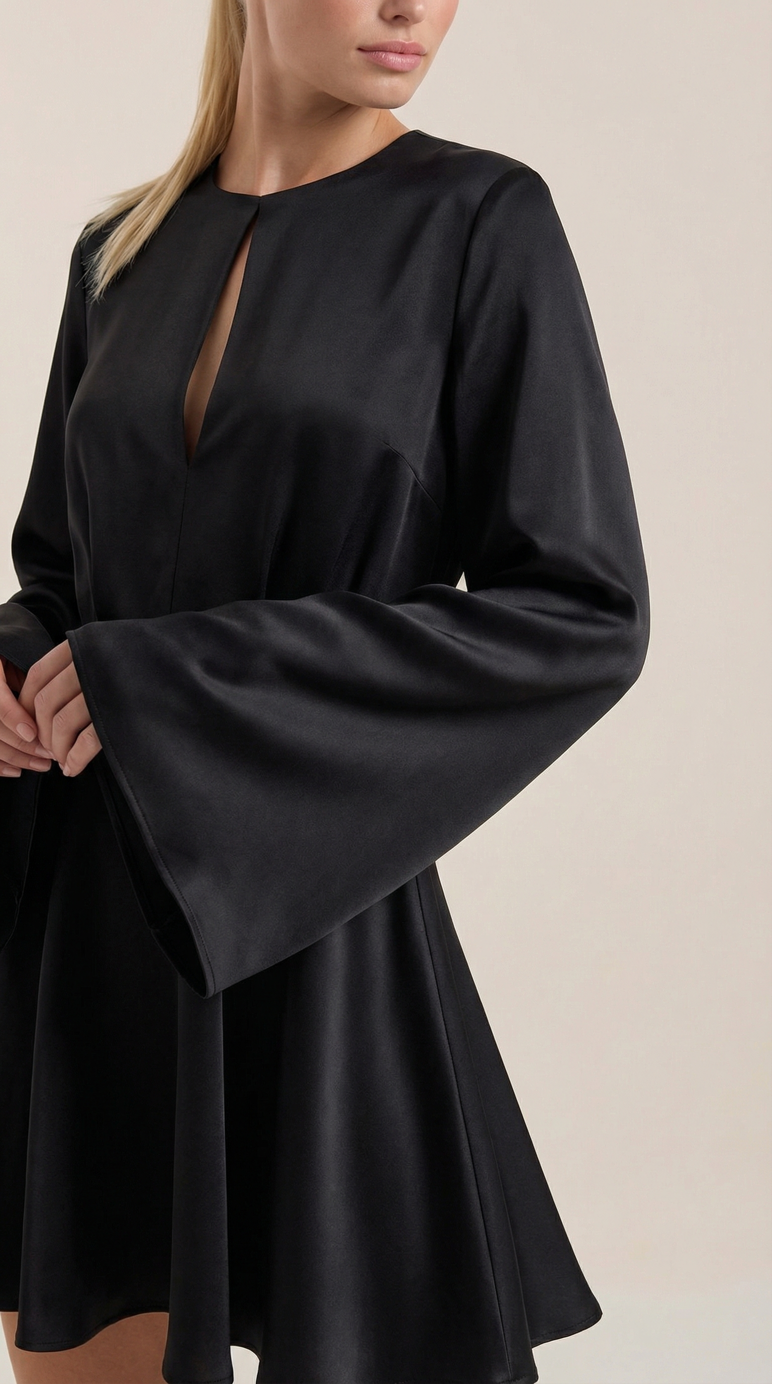 Vestido mini con diseño fluido